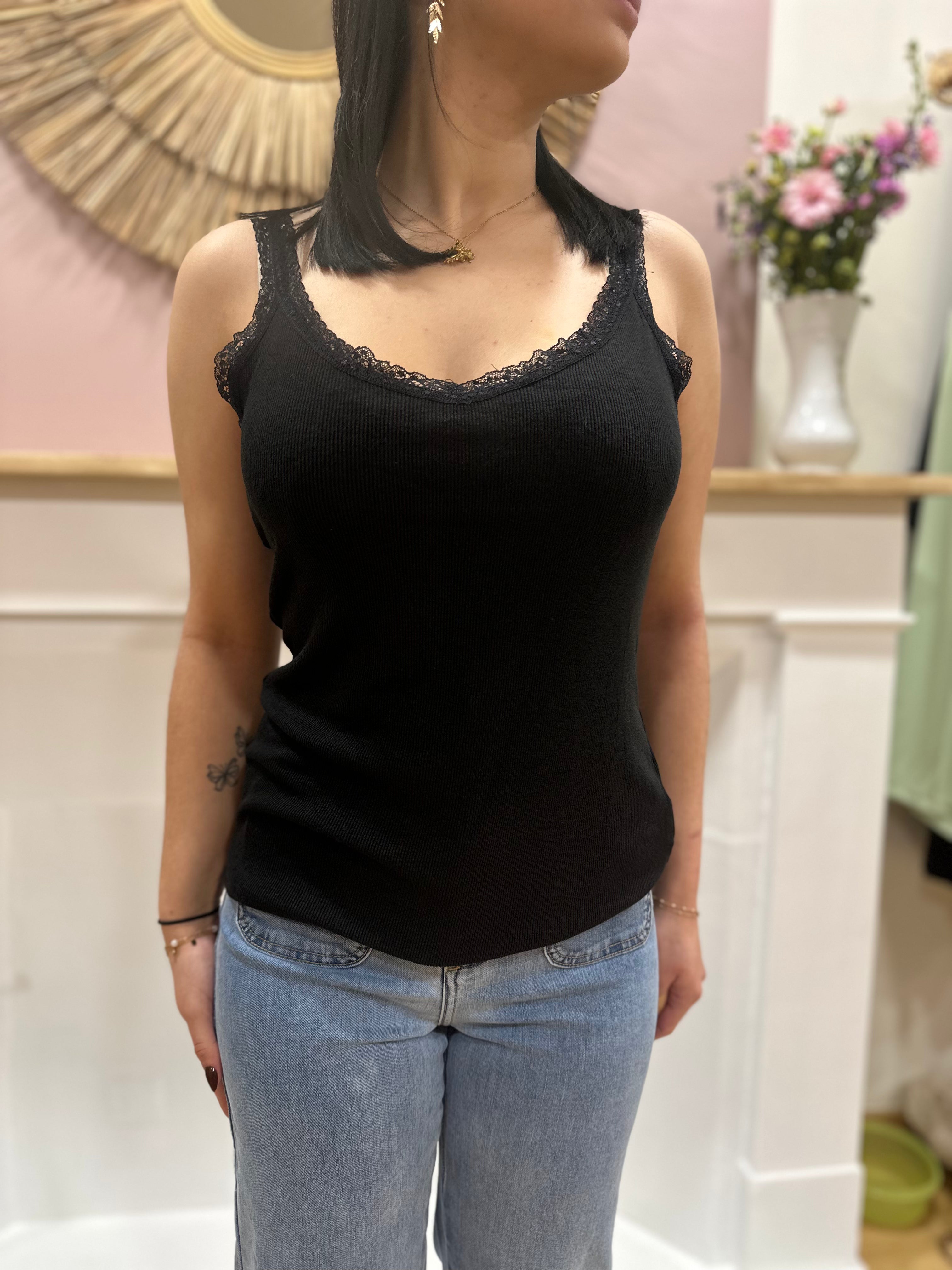 Débardeur noir femme – Maille côtelée – Détails dentelle – Coupe près du corps – In April 1986 – Miss Caprice
