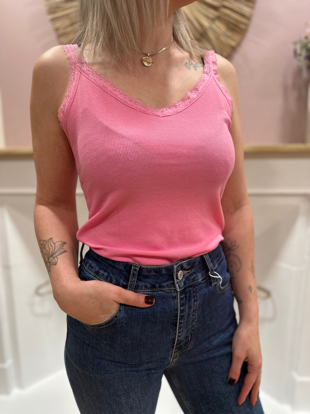 Débardeur rose fuchsia femme – Maille côtelée – Détails dentelle – Coupe près du corps – In April 1986 – Miss Caprice