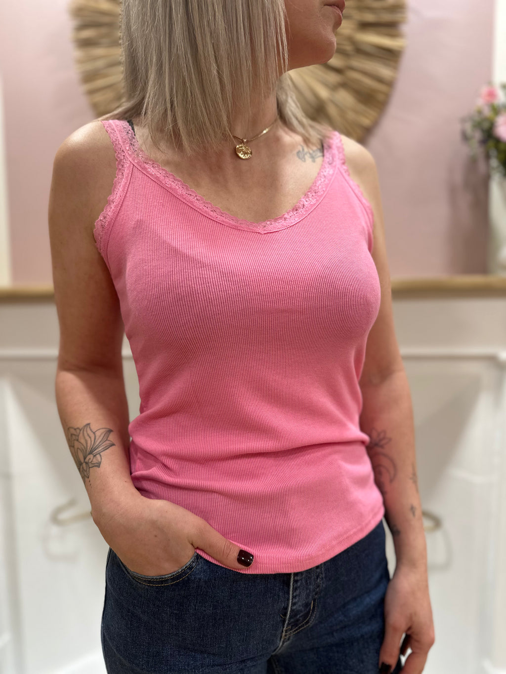 Débardeur rose fuchsia femme – Maille côtelée – Détails dentelle – Coupe près du corps – In April 1986 – Miss Caprice
