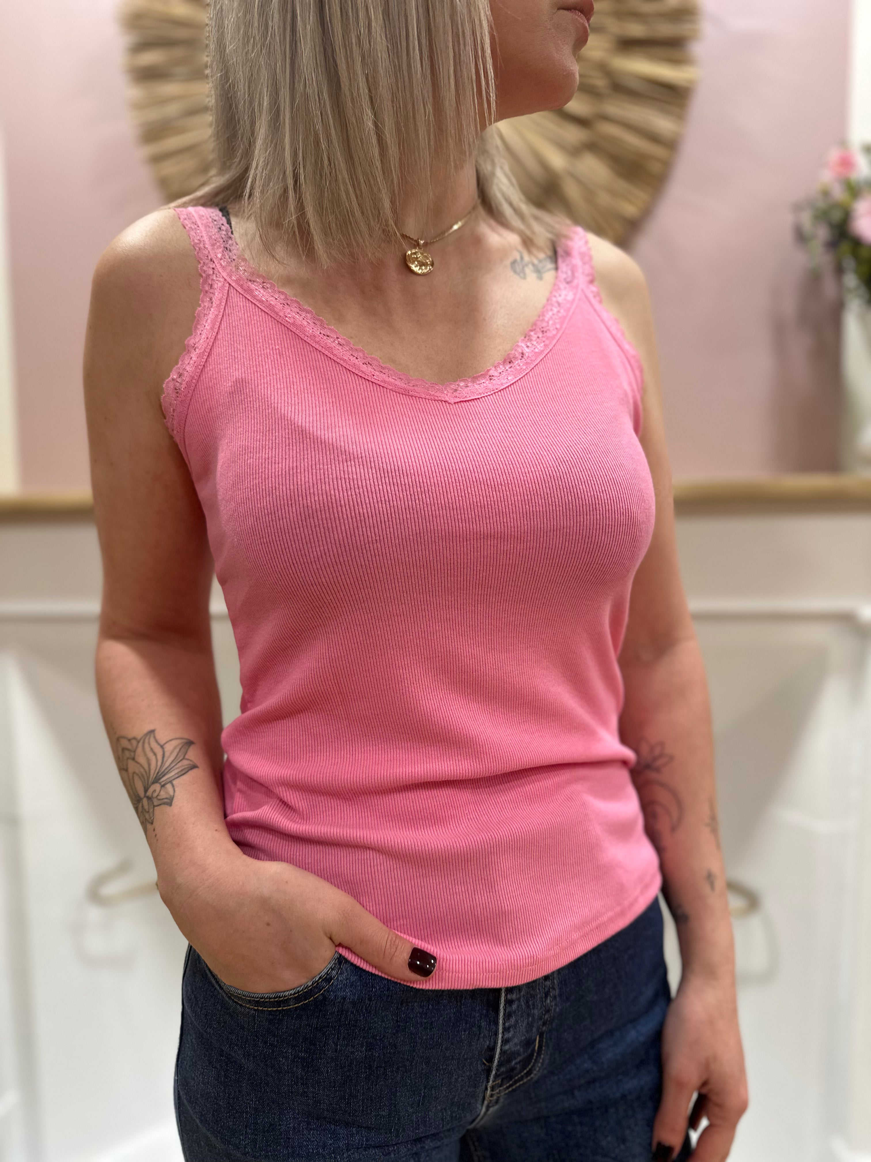 Débardeur rose fuchsia femme – Maille côtelée – Détails dentelle – Coupe près du corps – In April 1986 – Miss Caprice
