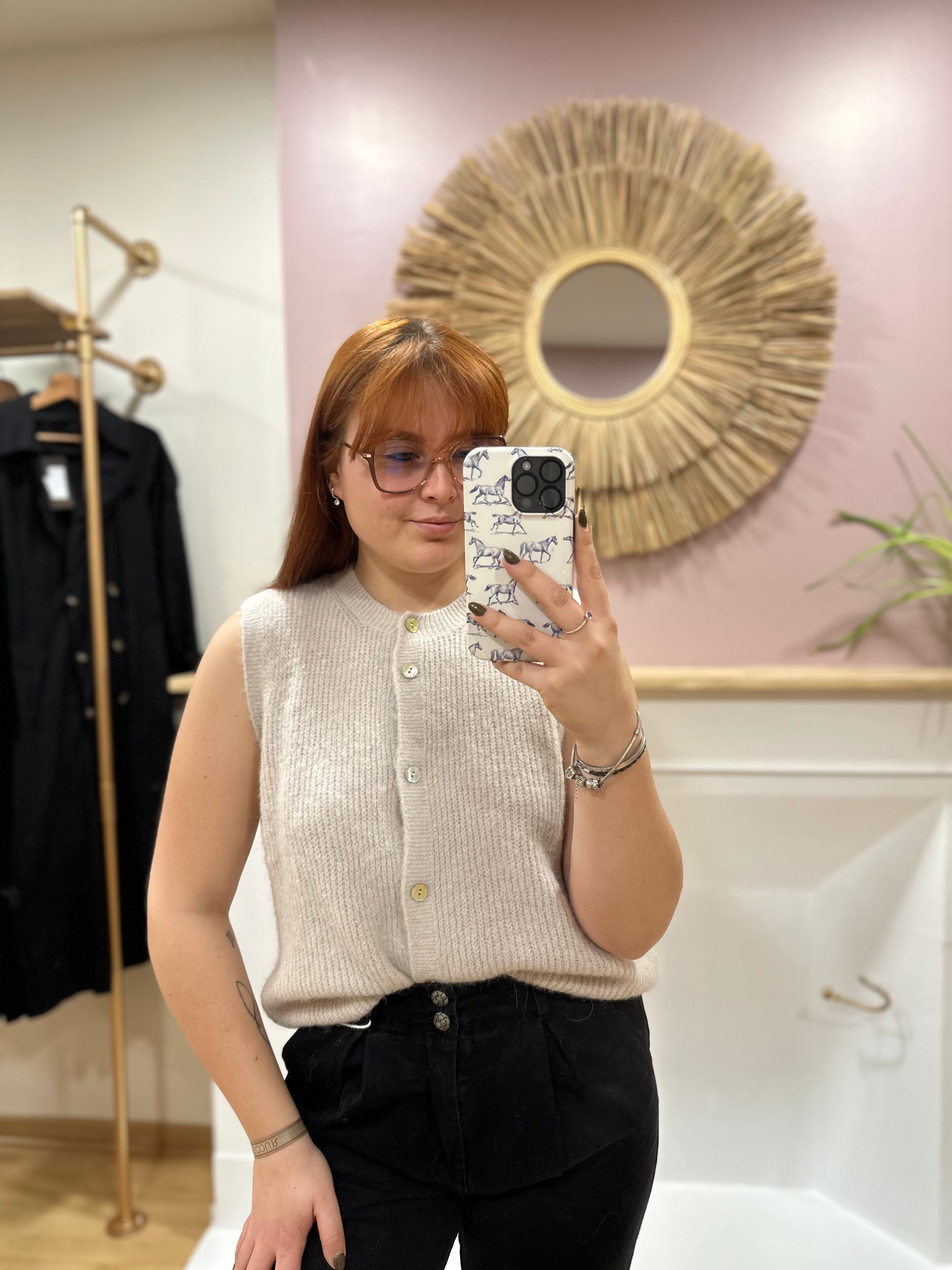 Gilet sans manche femme en maille beige – cardigan doux – Maëlys Paris – Miss Caprice