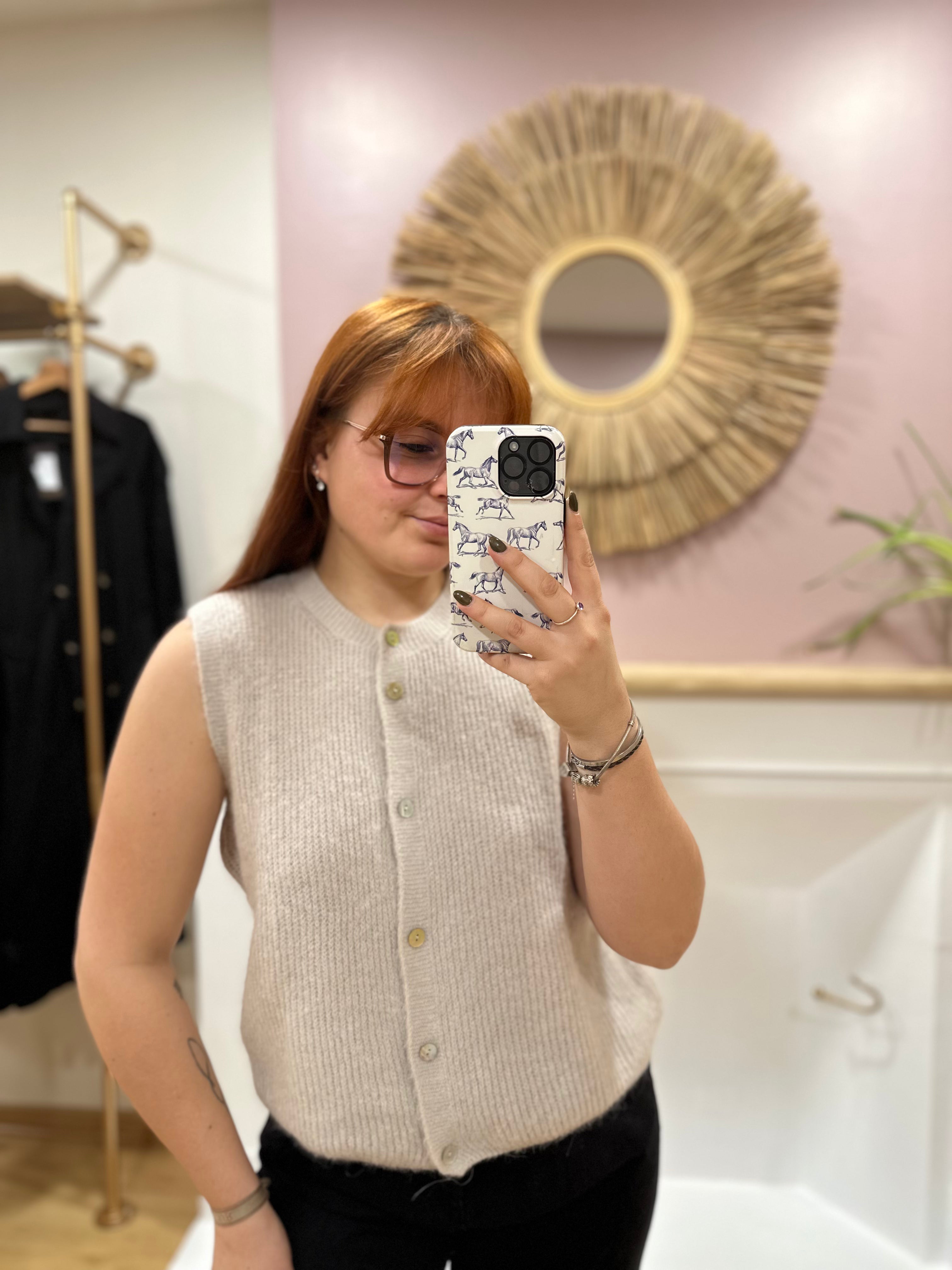 Gilet sans manche femme en maille beige – cardigan doux – Maëlys Paris – Miss Caprice