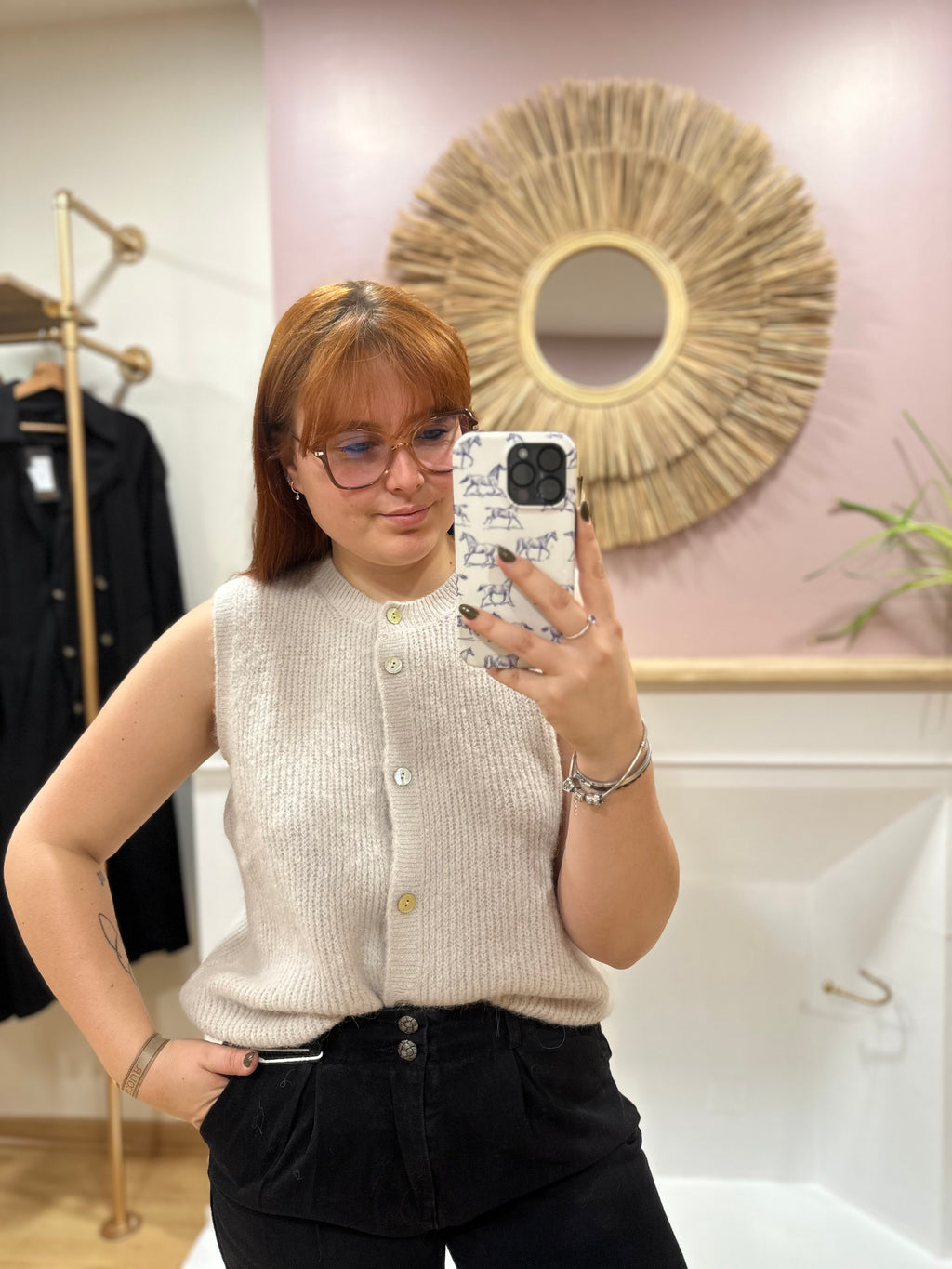 Gilet sans manche femme en maille beige – cardigan doux – Maëlys Paris – Miss Caprice