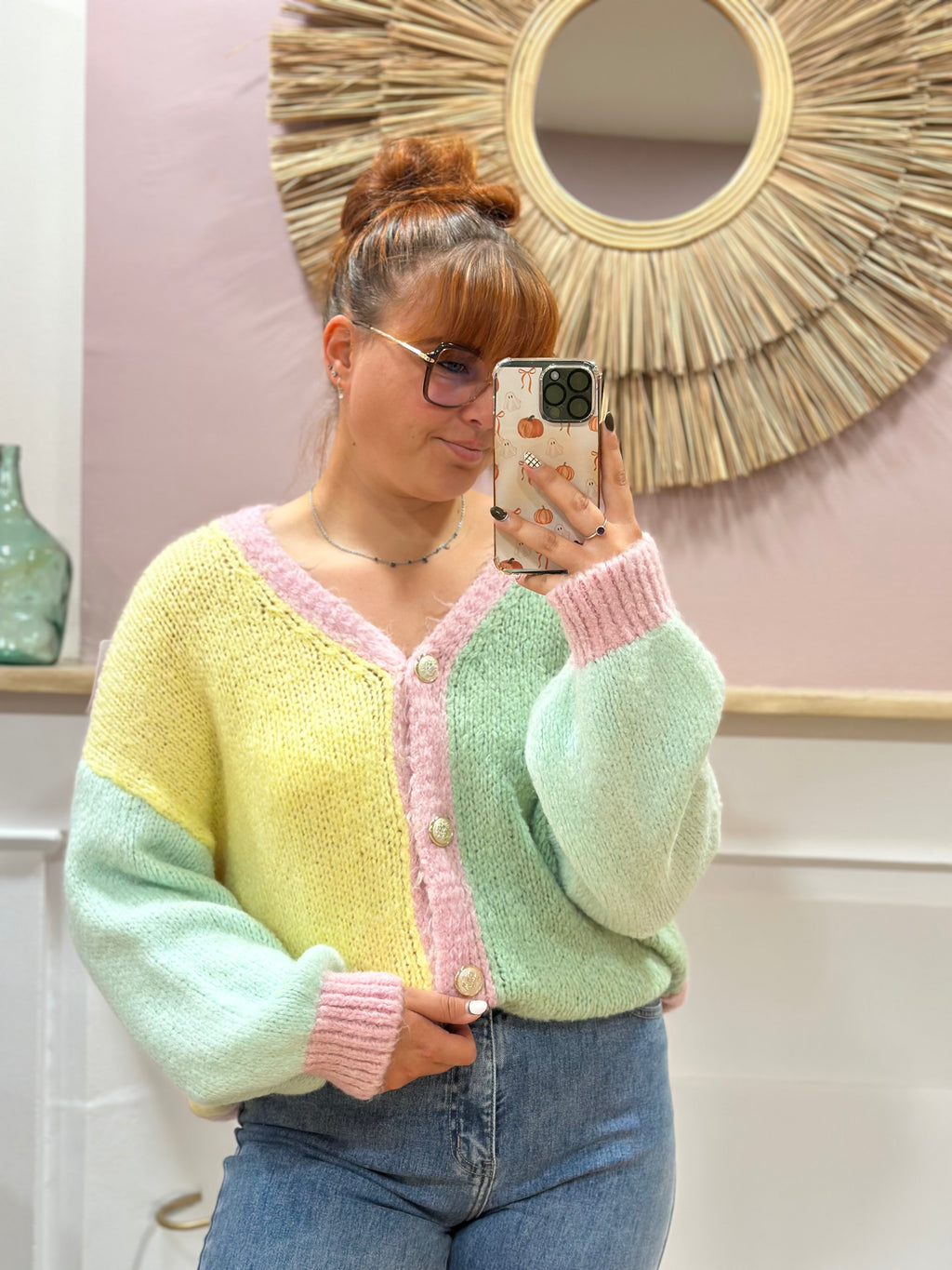 Gilet en maille pastel vert rose clair et jaune à col V avec boutons dorés – Schilo Jolie – Miss Caprice