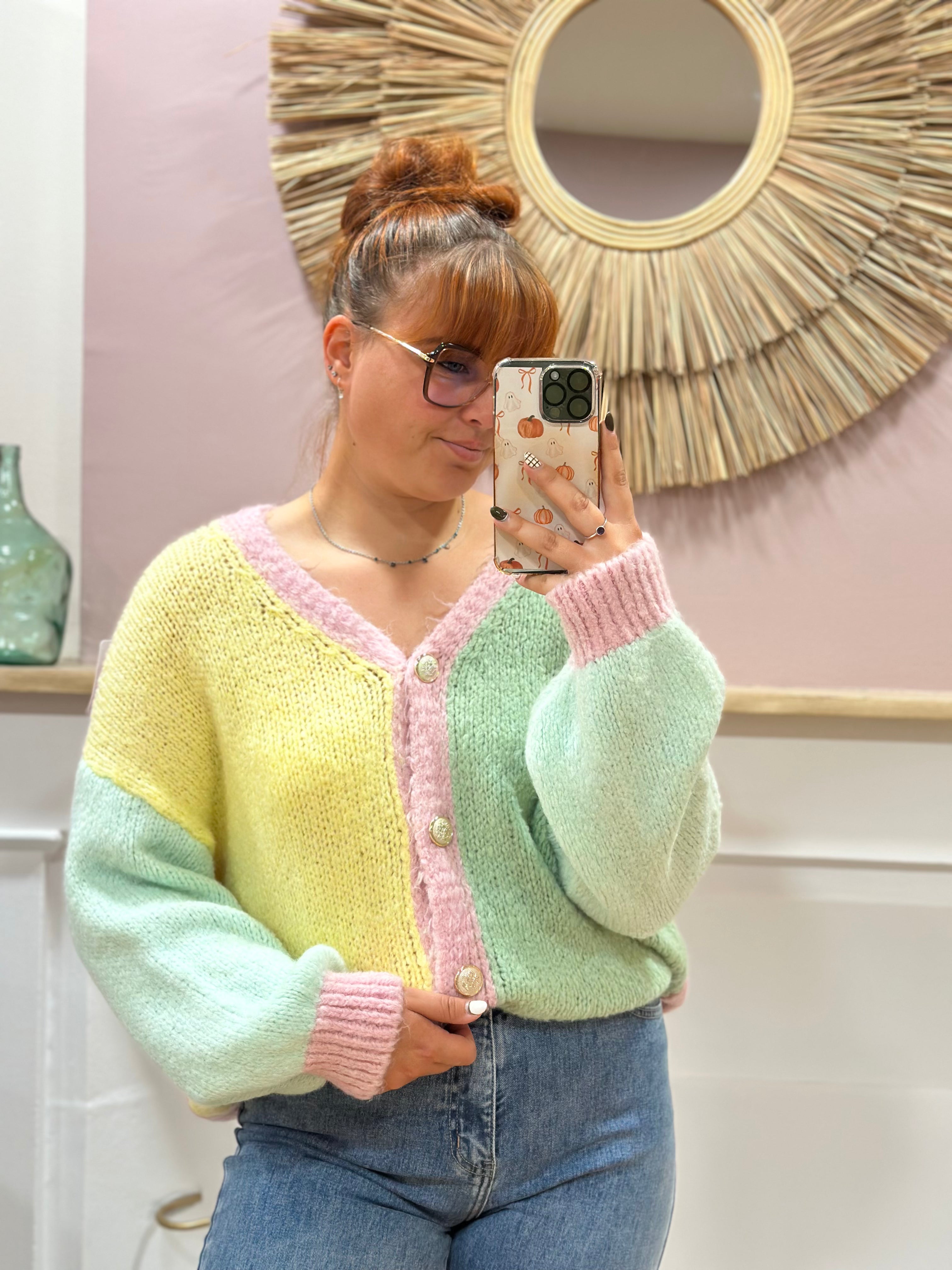 Gilet en maille pastel vert rose clair et jaune à col V avec boutons dorés – Schilo Jolie – Miss Caprice