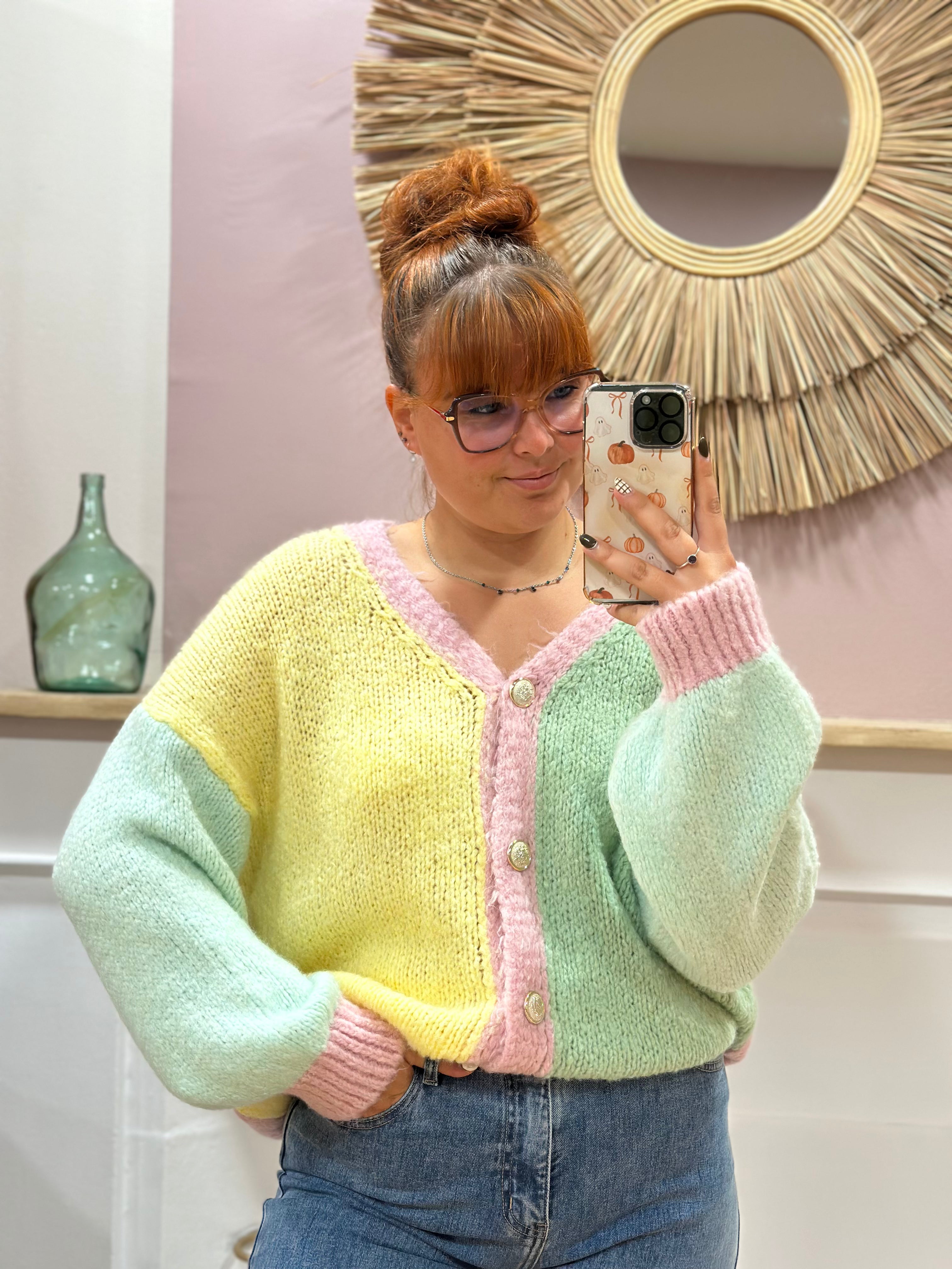 Gilet en maille pastel vert rose clair et jaune à col V avec boutons dorés – Schilo Jolie – Miss Caprice