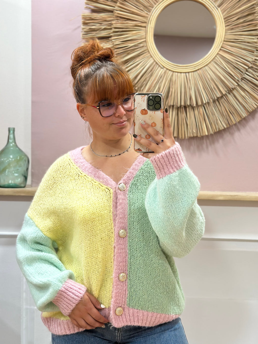 Gilet en maille pastel vert rose clair et jaune à col V avec boutons dorés – Schilo Jolie – Miss Caprice