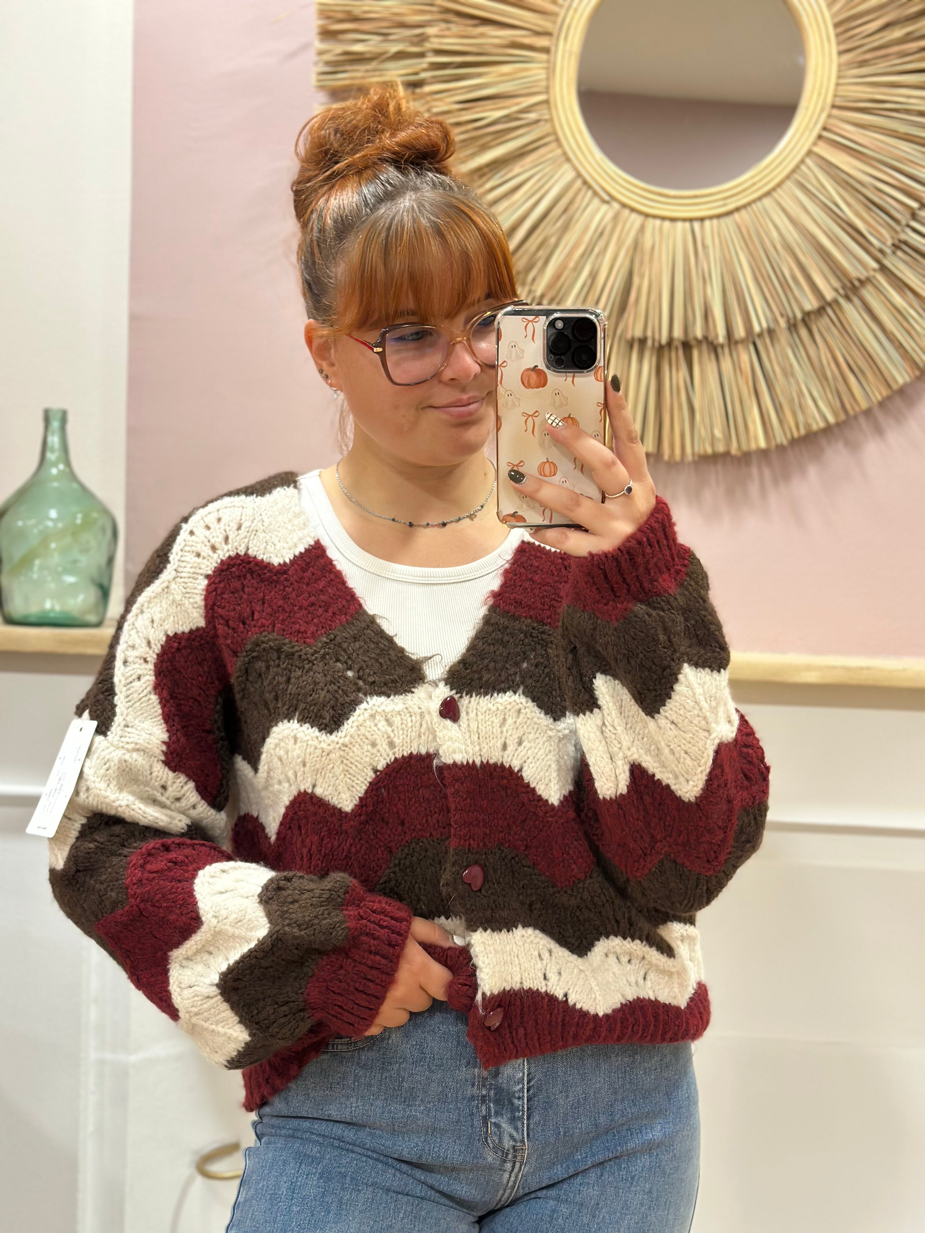 Gilet à col V marron bordeaux et blanc rayé en grosse maille avec boutons cœur – Schilo Jolie – Miss Caprice