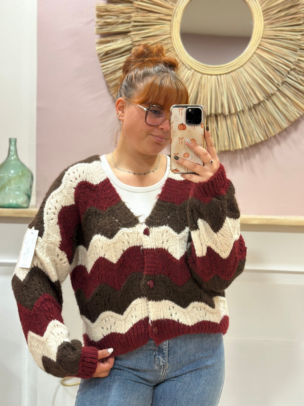 Gilet à col V marron bordeaux et blanc rayé en grosse maille avec boutons cœur – Schilo Jolie – Miss Caprice