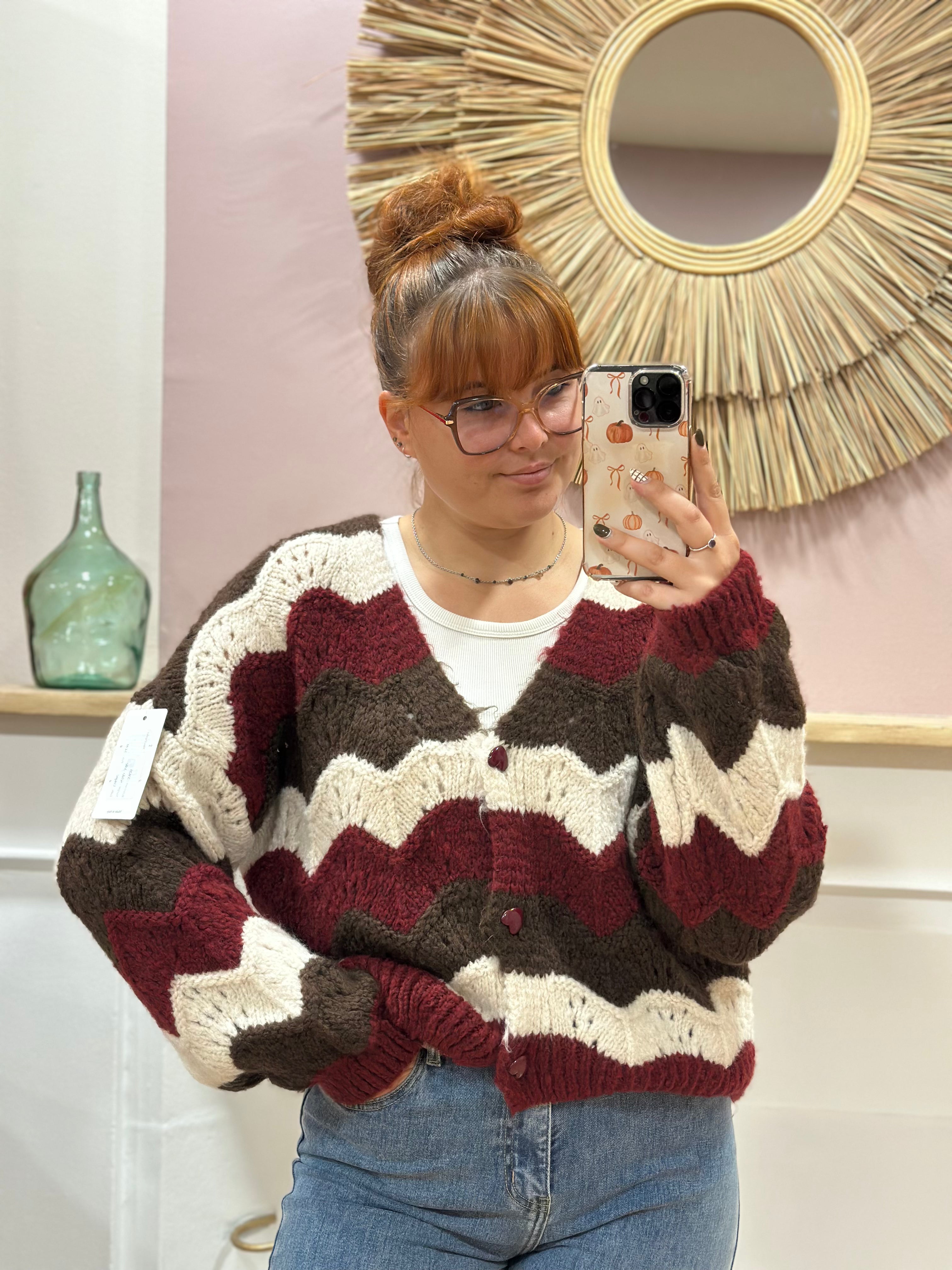 Gilet à col V marron bordeaux et blanc rayé en grosse maille avec boutons cœur – Schilo Jolie – Miss Caprice
