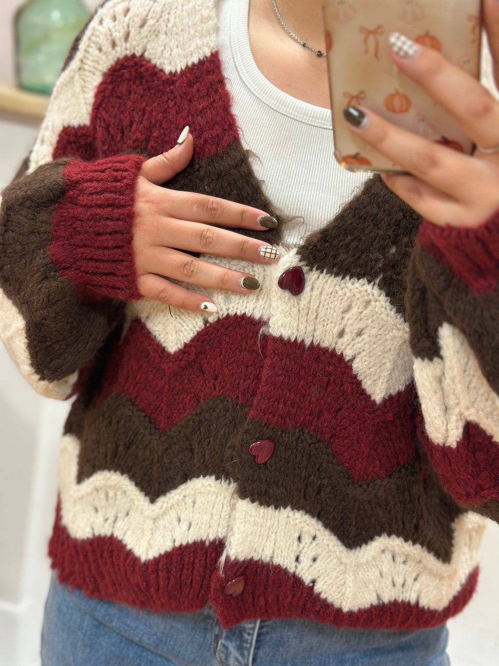 Gilet à col V marron bordeaux et blanc rayé en grosse maille avec boutons cœur – Schilo Jolie – Miss Caprice