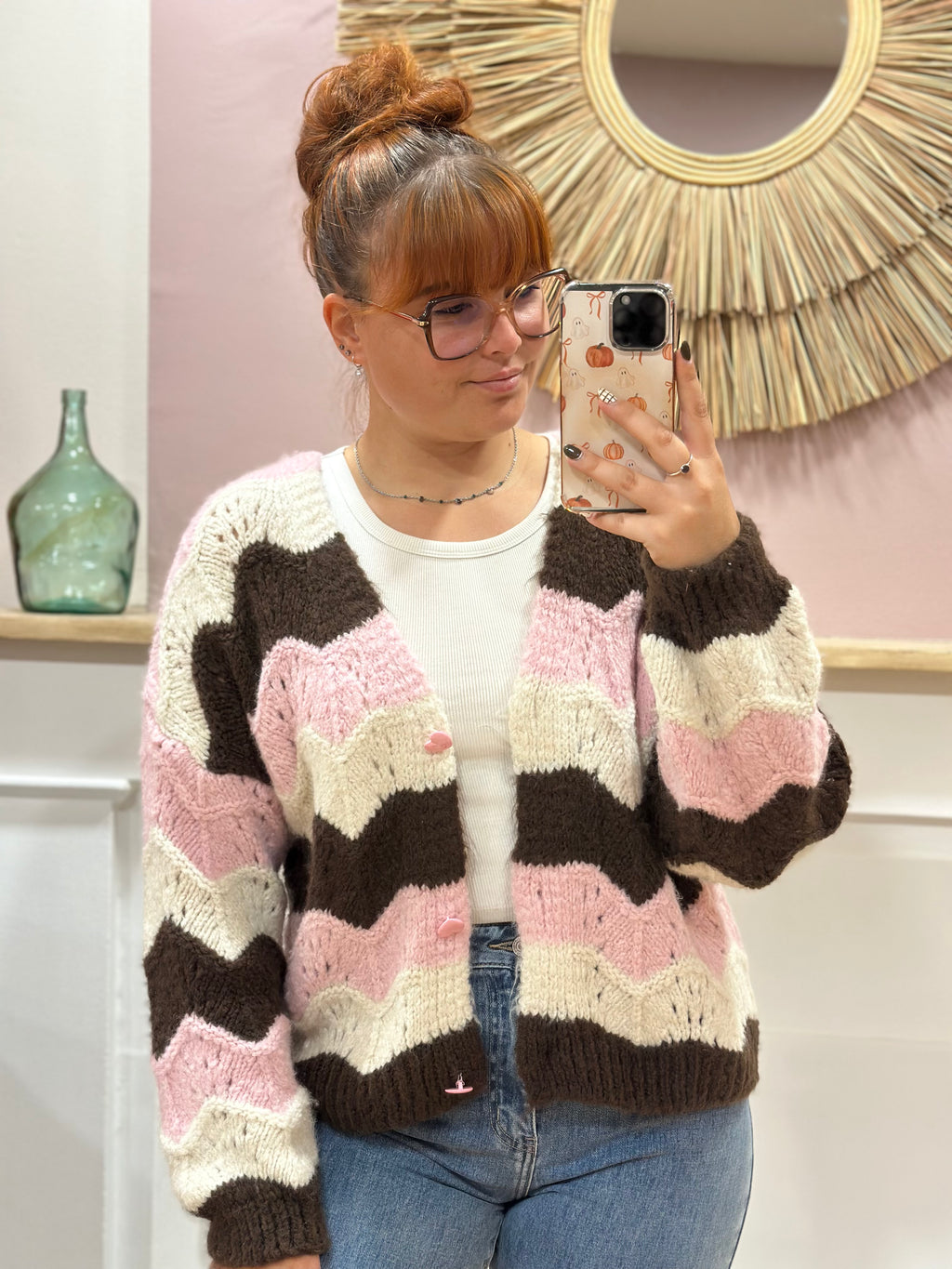 Gilet à col V marron rose clair et blanc rayé en grosse maille avec boutons cœur – Schilo Jolie – Miss Caprice