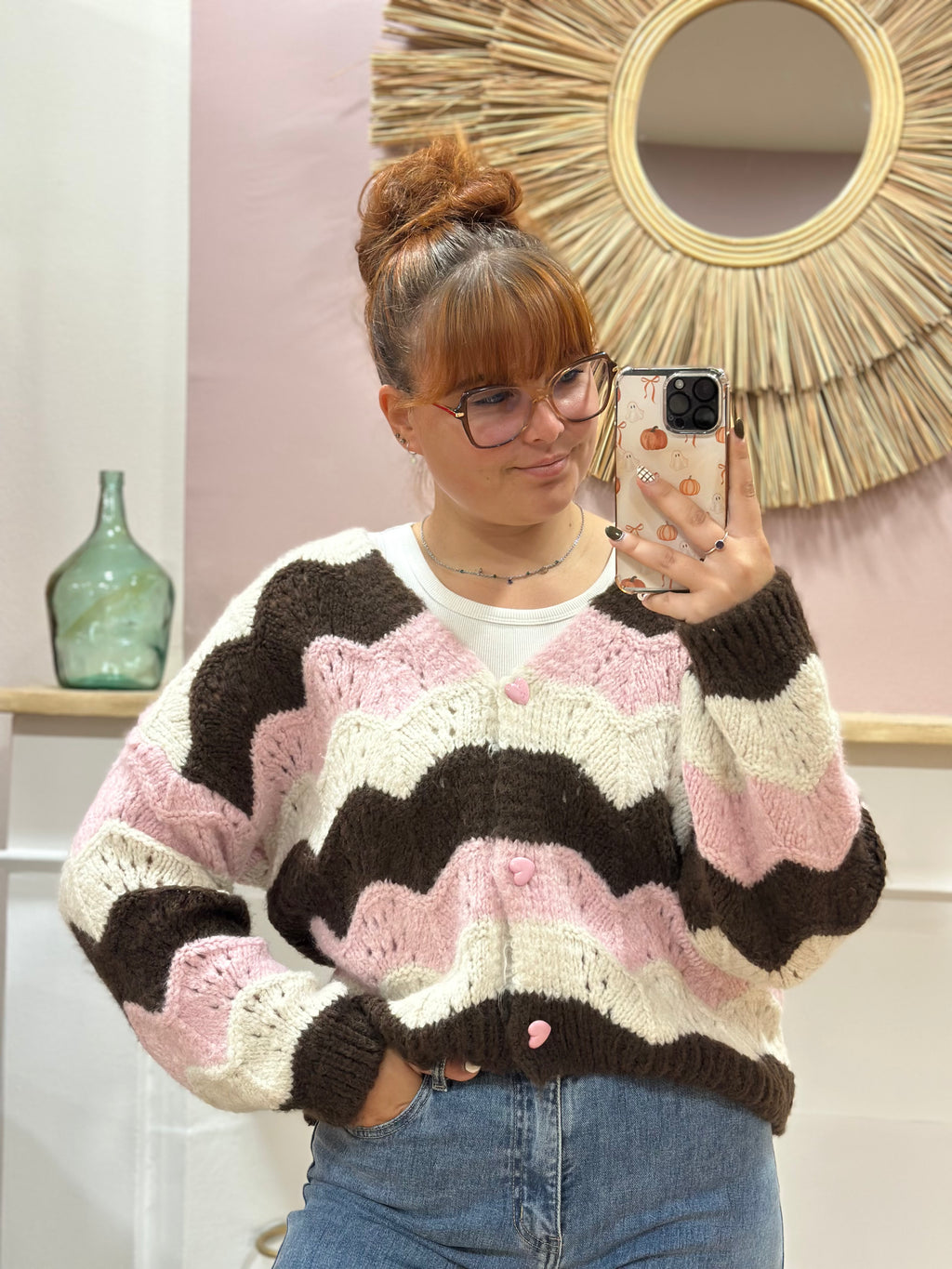 Gilet à col V marron rose clair et blanc rayé en grosse maille avec boutons cœur – Schilo Jolie – Miss Caprice