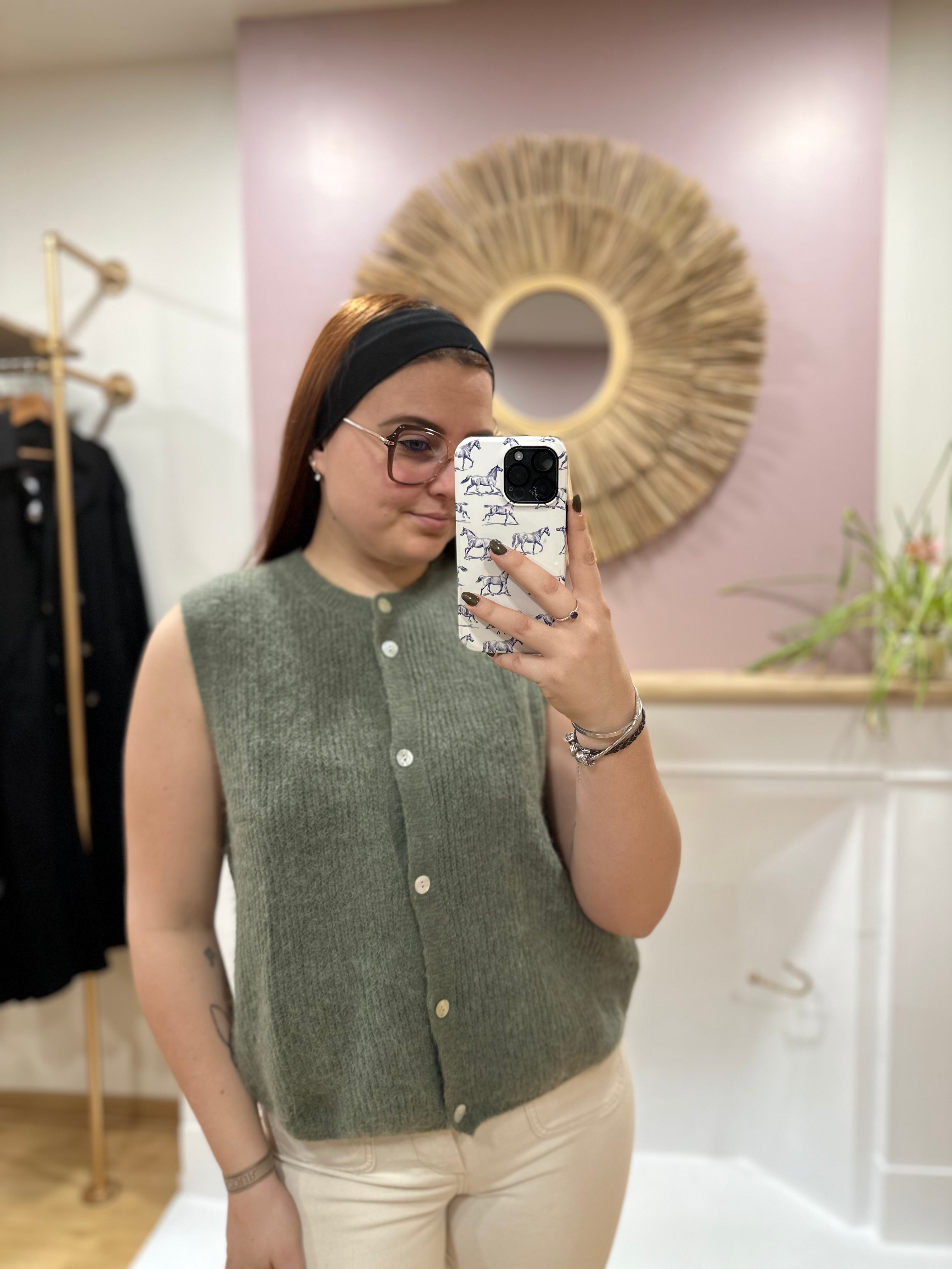 Gilet sans manche vert kaki femme – Maille douce – Coupe droite – Maëlys Paris – Miss Caprice