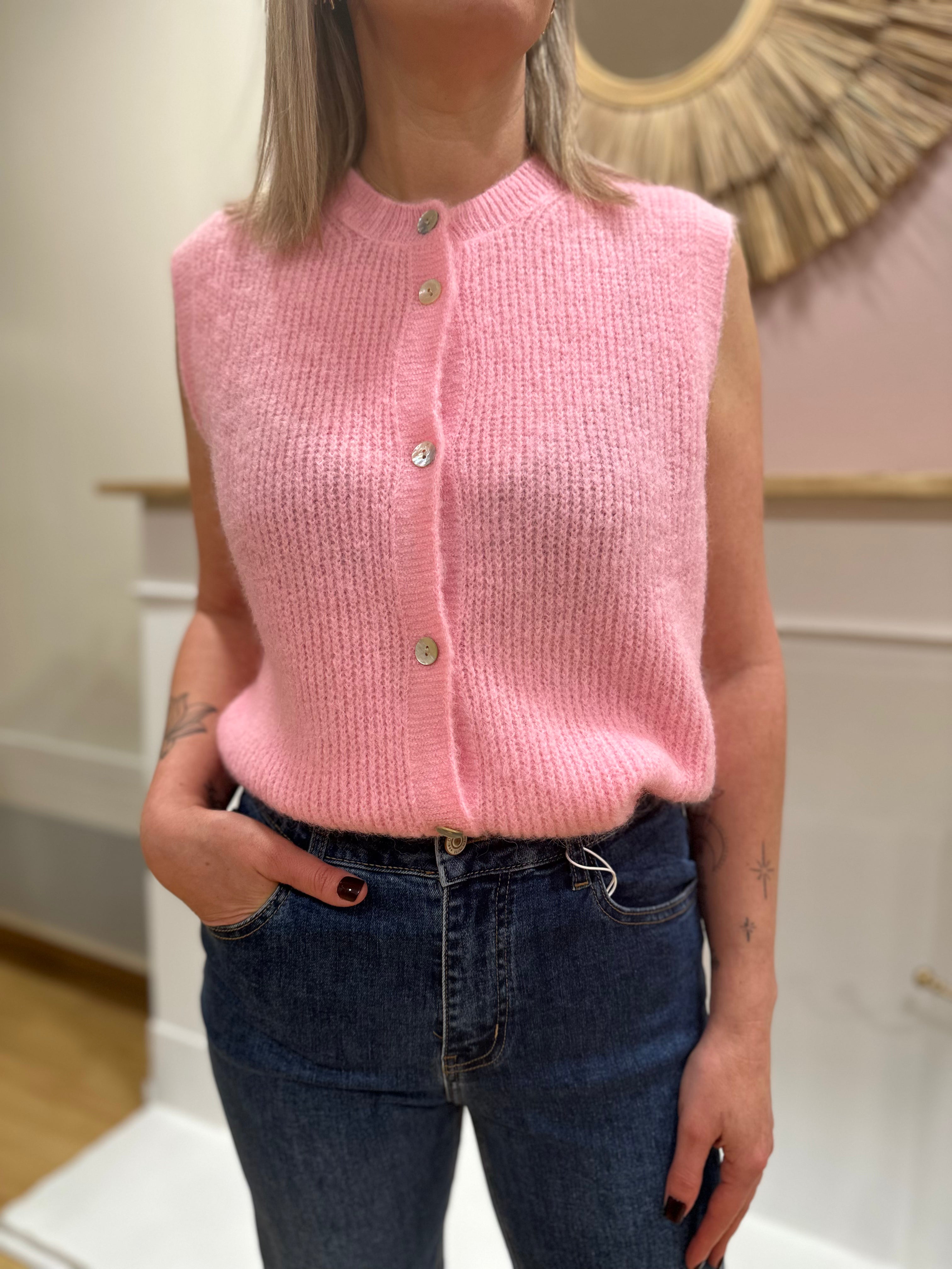 Gilet sans manche rose clair femme – Maille douce – Coupe droite – Maëlys Paris – Miss Caprice