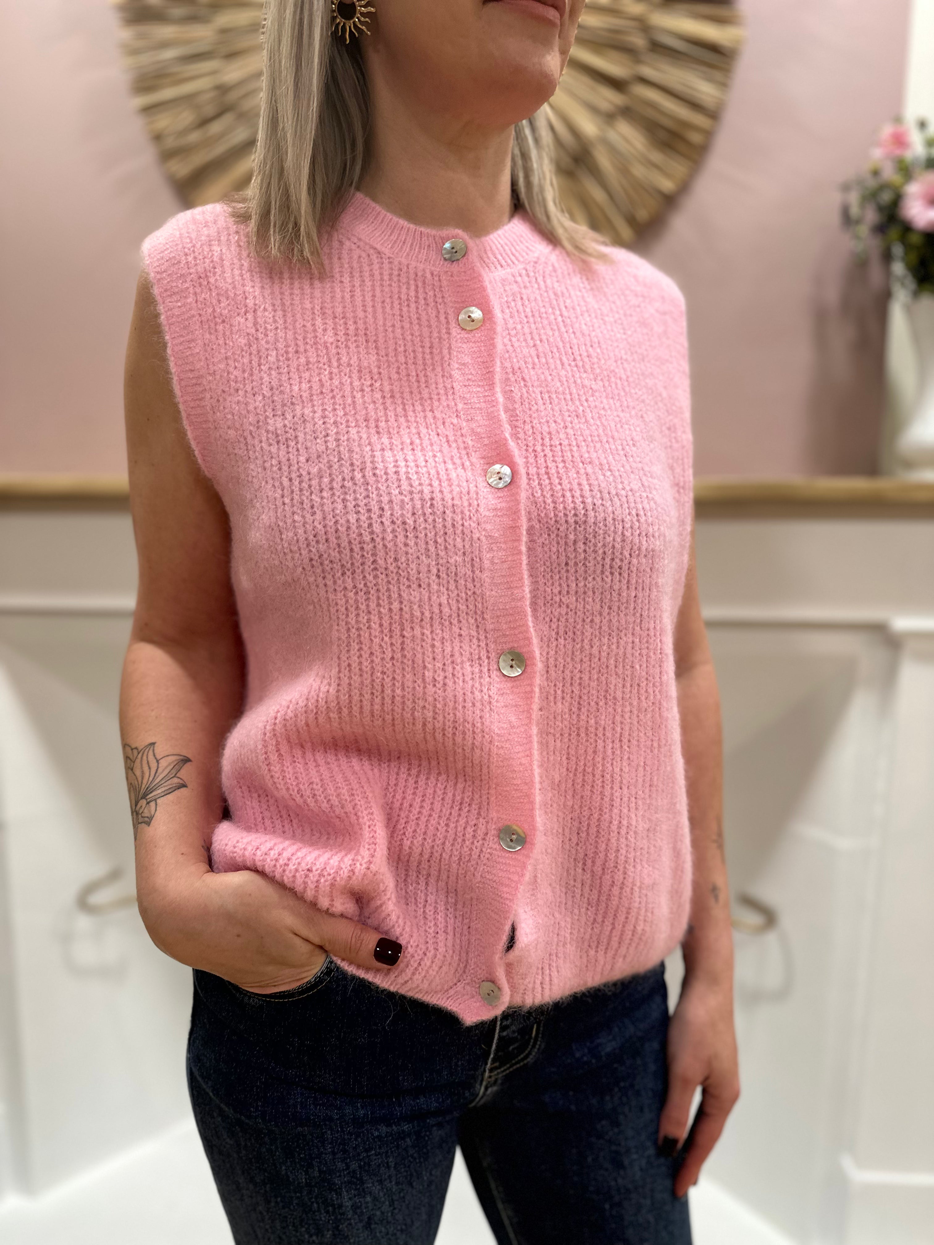 Gilet sans manche rose clair femme – Maille douce – Coupe droite – Maëlys Paris – Miss Caprice