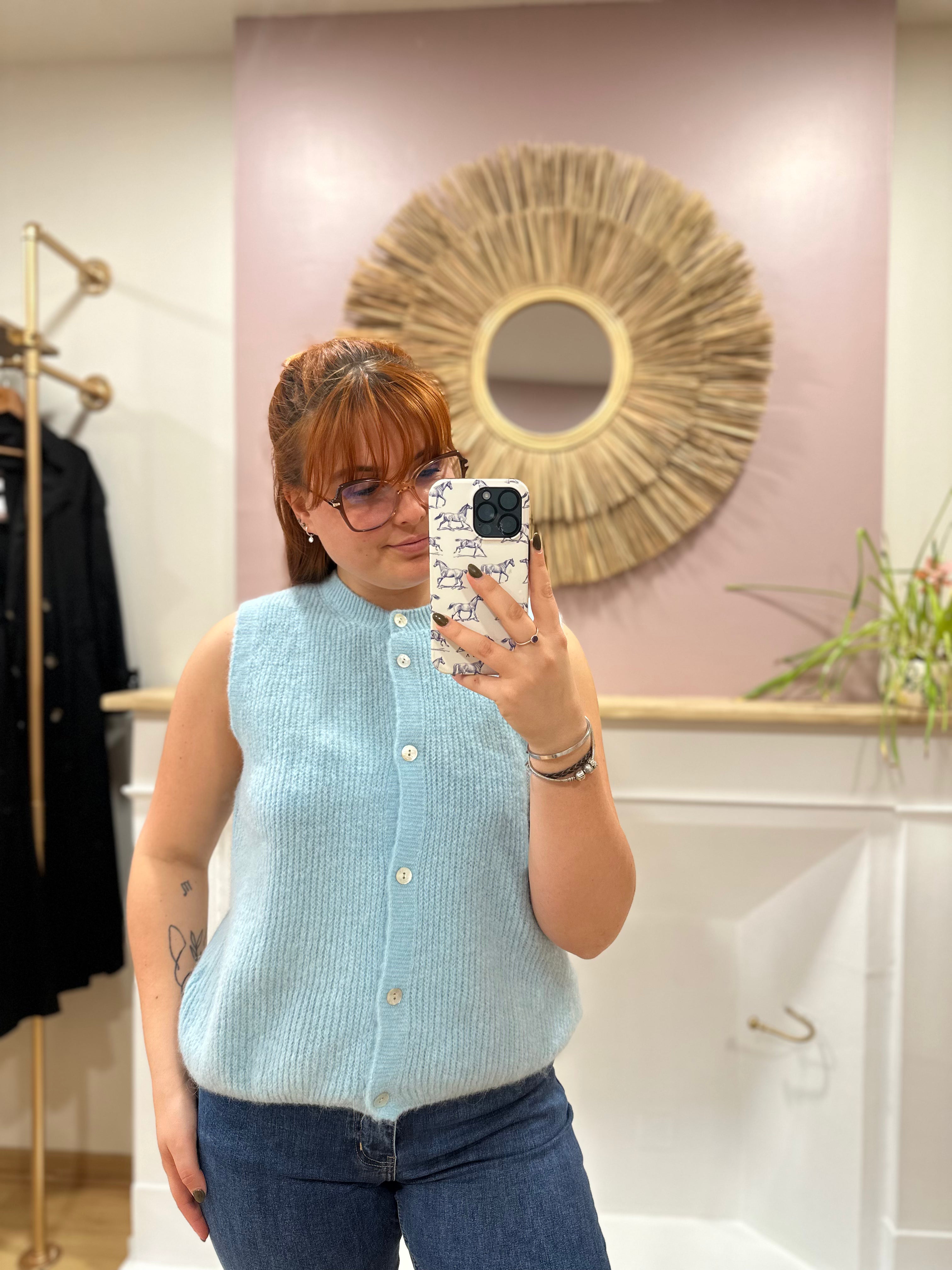 Gilet sans manches maille bleu jean femme – Doux et chaud – Maëlys Paris – Miss Caprice