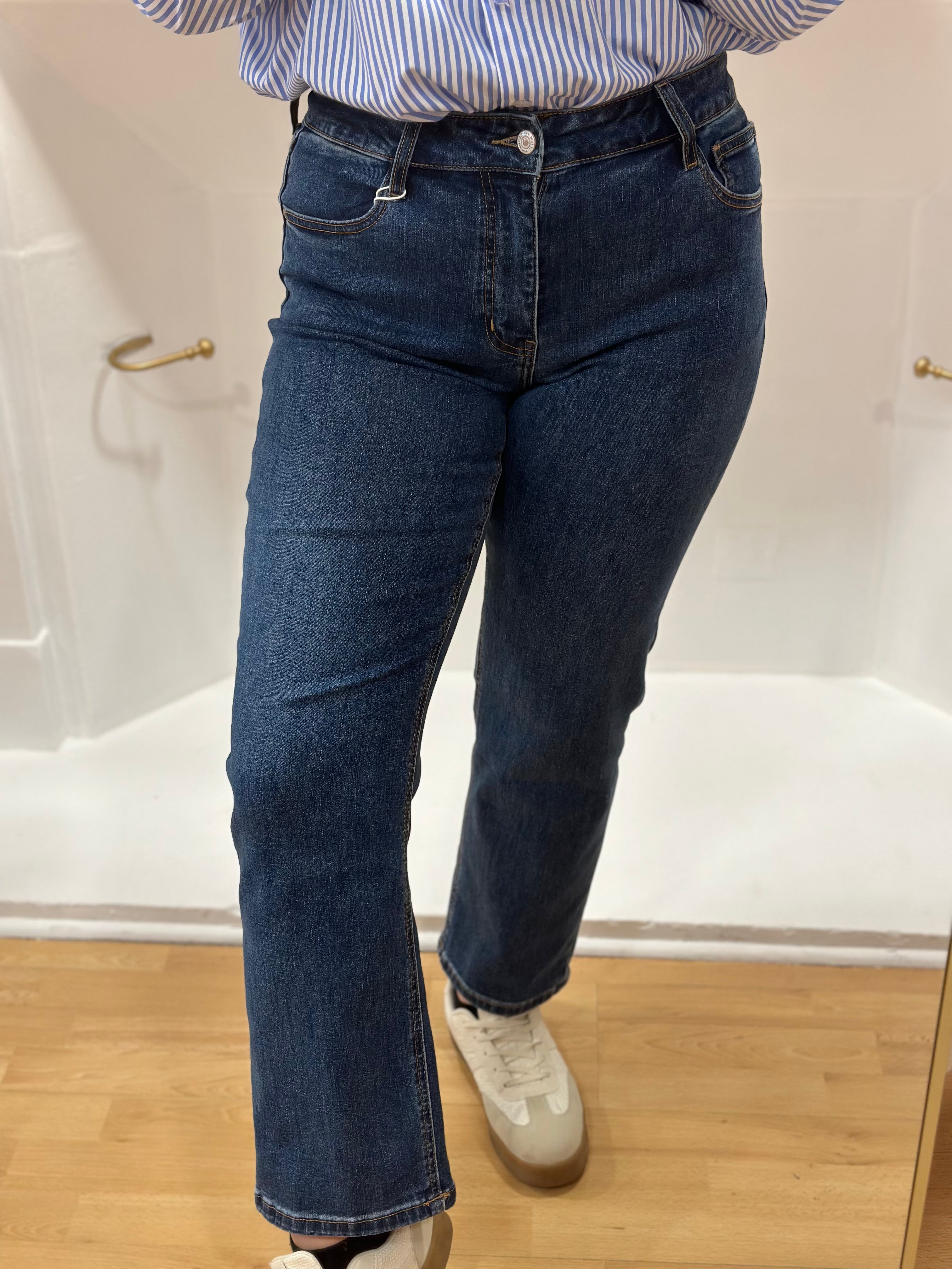 Jean brut taille haute coupe droite femme – Poches – Surpiqûres camel – Oraije – Miss Caprice