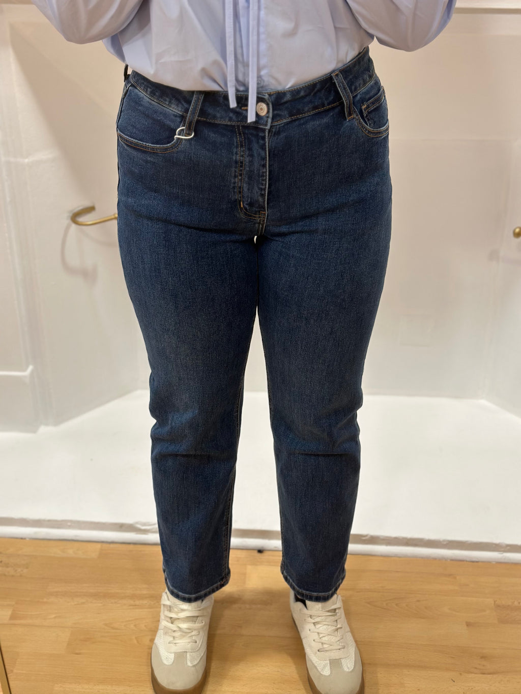 Jean brut taille haute coupe droite femme – Poches – Surpiqûres camel – Oraije – Miss Caprice