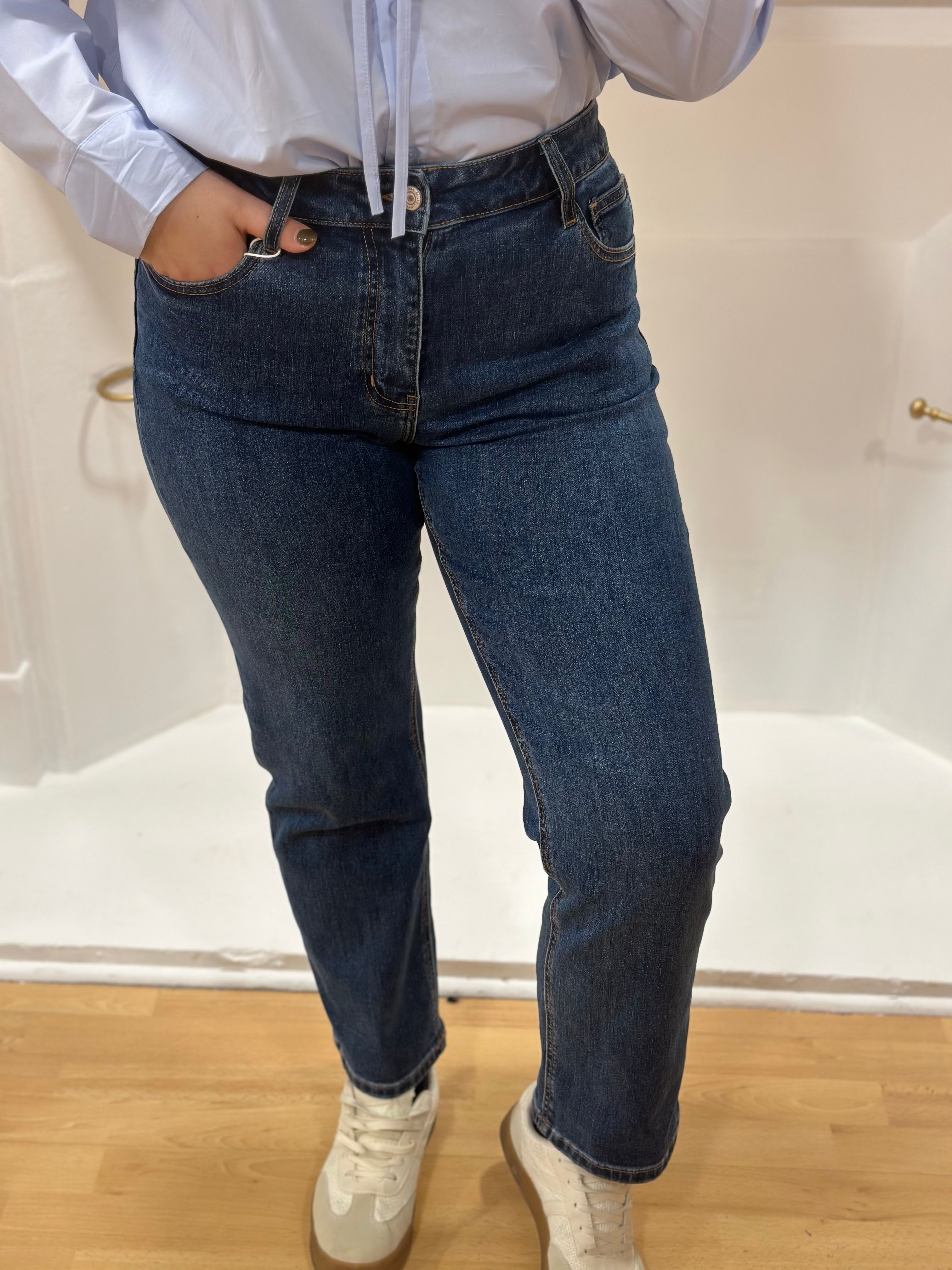 Jean brut taille haute coupe droite femme – Poches – Surpiqûres camel – Oraije – Miss Caprice