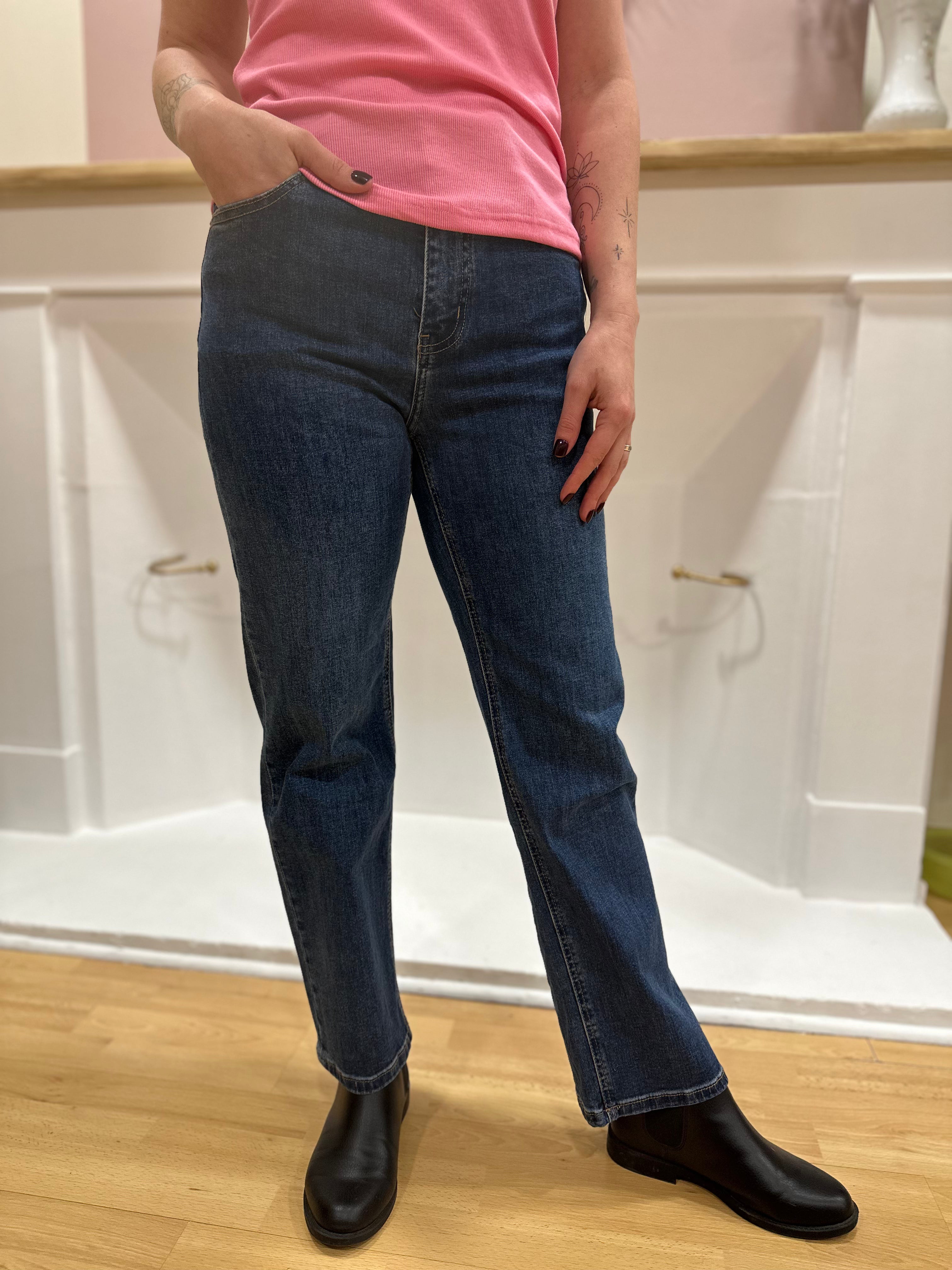 Jean brut taille haute coupe droite femme – Poches – Surpiqûres camel – Oraije – Miss Caprice