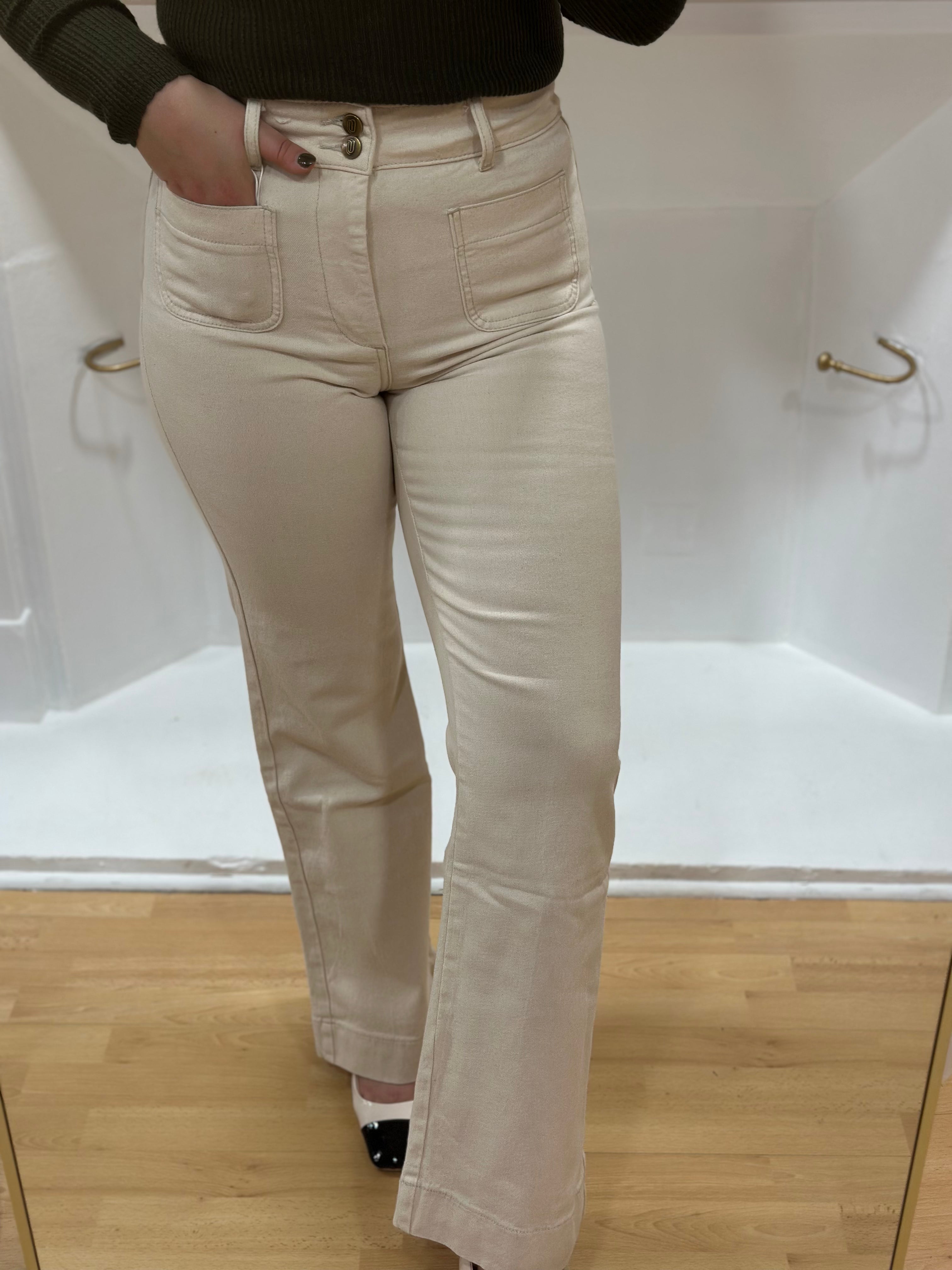 Jean écru flare femme – Taille haute – Coupe moulante et évasée – Oraije – Miss Caprice