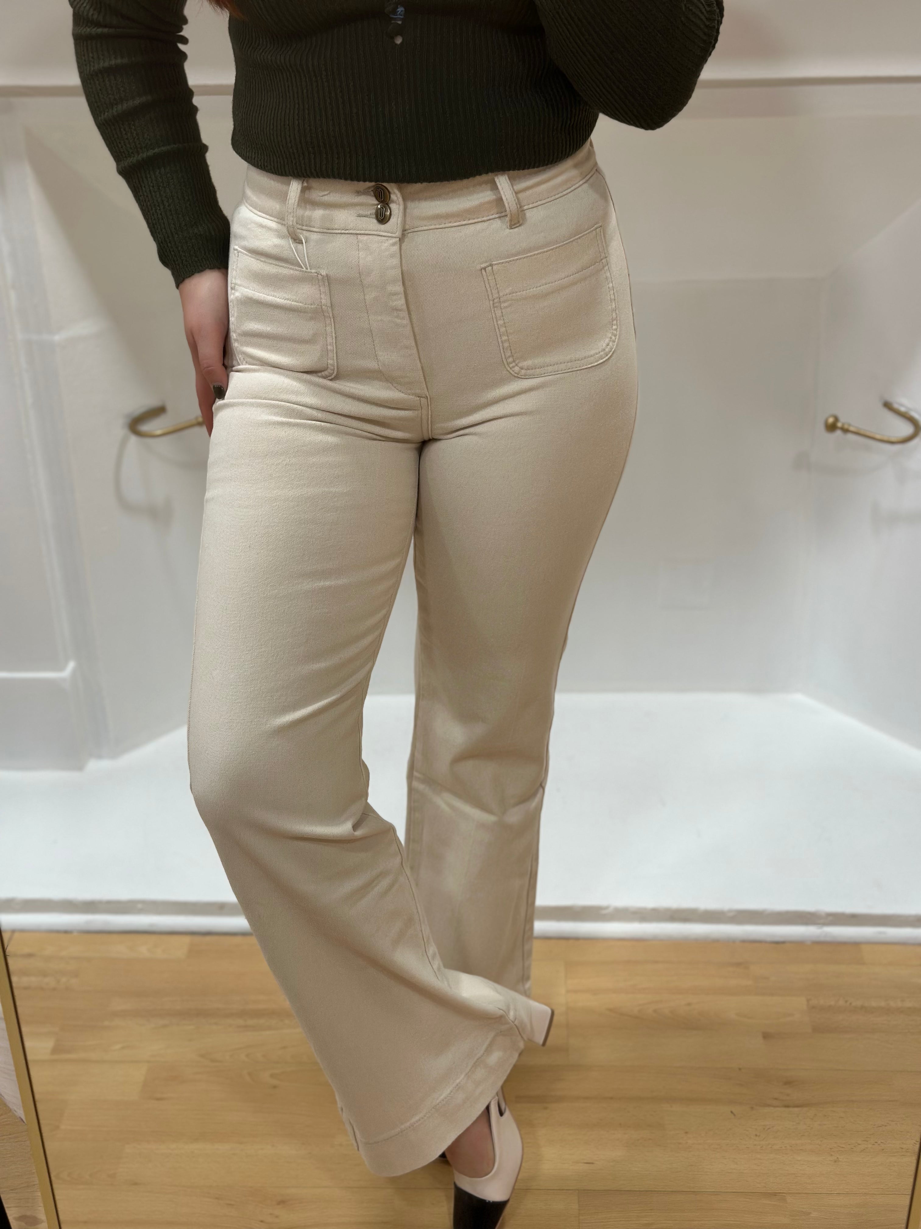 Jean écru flare femme – Taille haute – Coupe moulante et évasée – Oraije – Miss Caprice