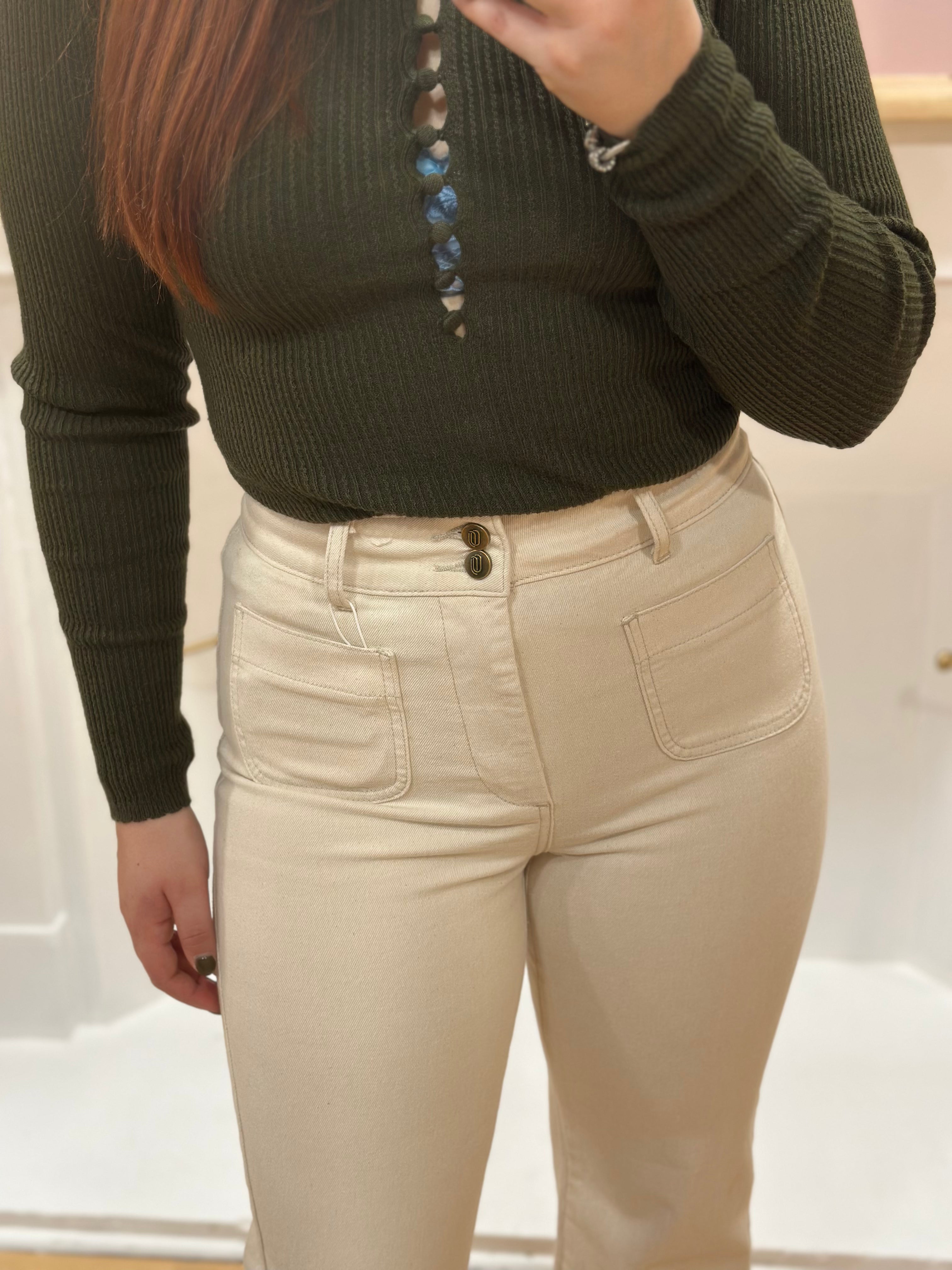 Jean écru flare femme – Taille haute – Coupe moulante et évasée – Oraije – Miss Caprice