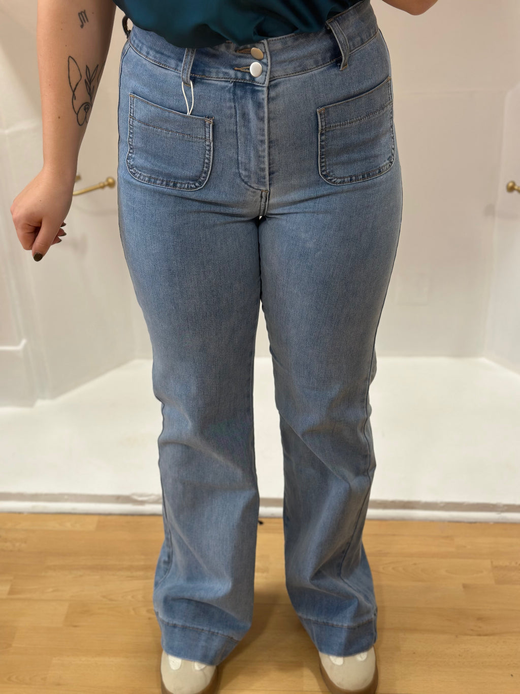 Jean flare bleu clair taille haute femme – Coupe évasée – Oraije – Miss Caprice