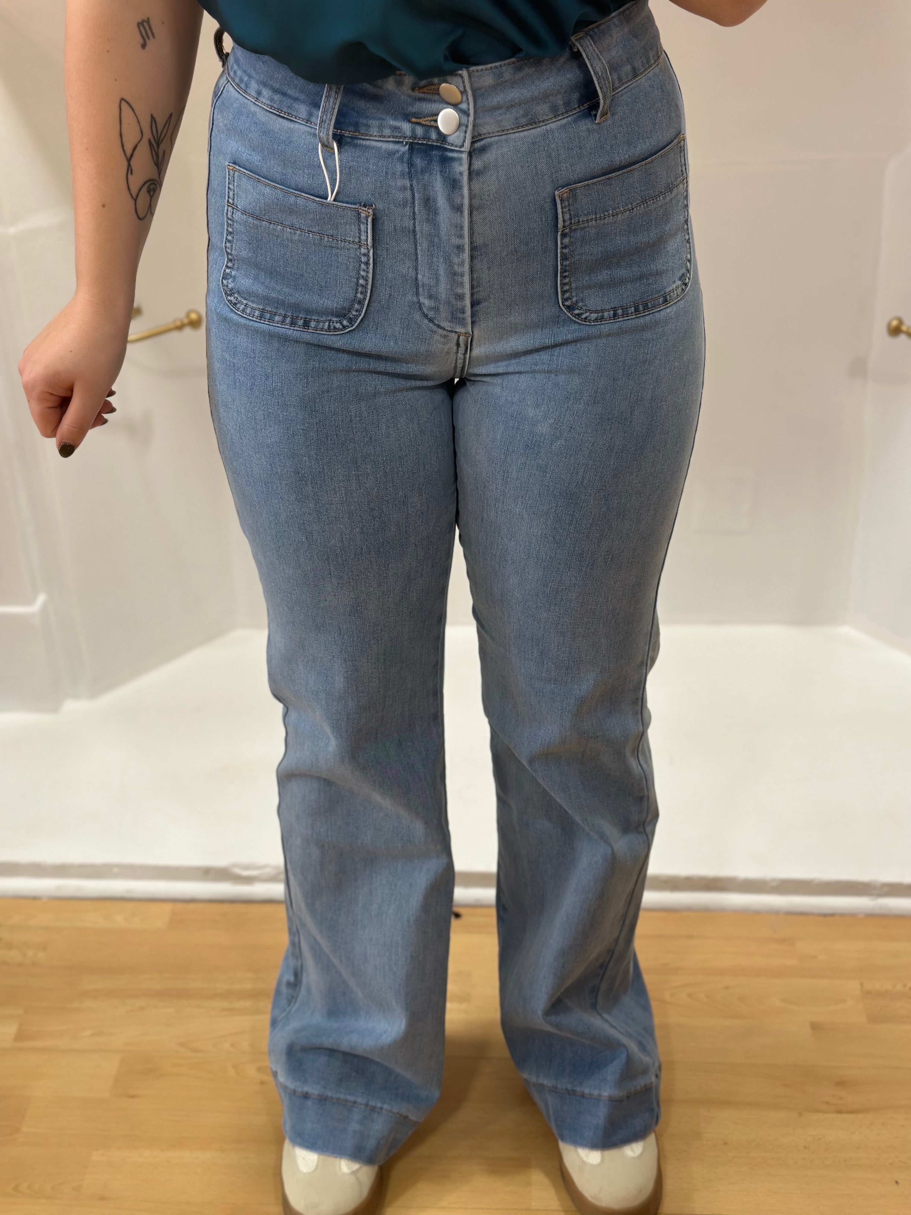 Jean flare bleu clair taille haute femme – Coupe évasée – Oraije – Miss Caprice