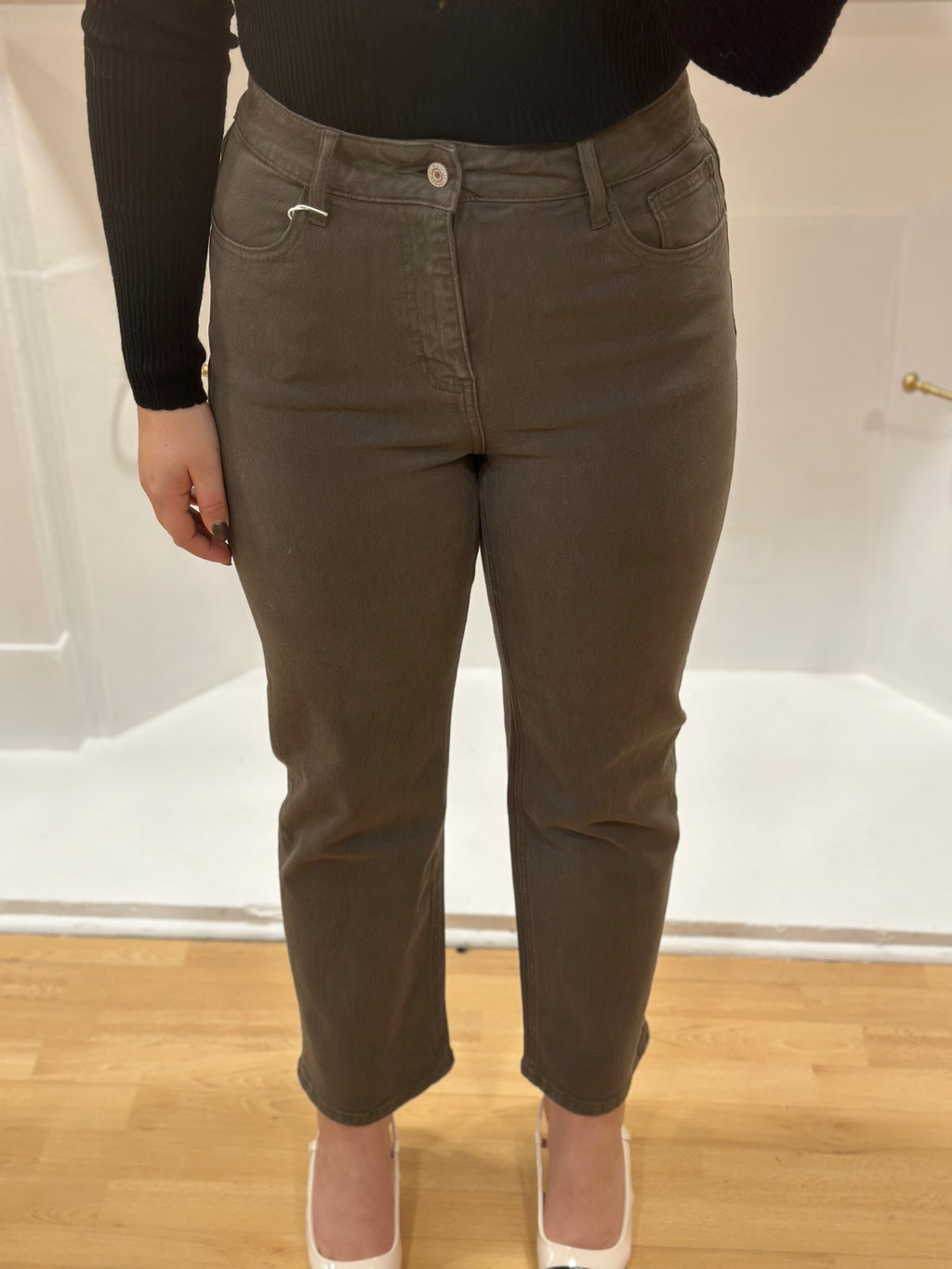 Jean kaki femme – Coupe droite – Taille haute – Poches latérales et arrière – Oraije – Miss Caprice