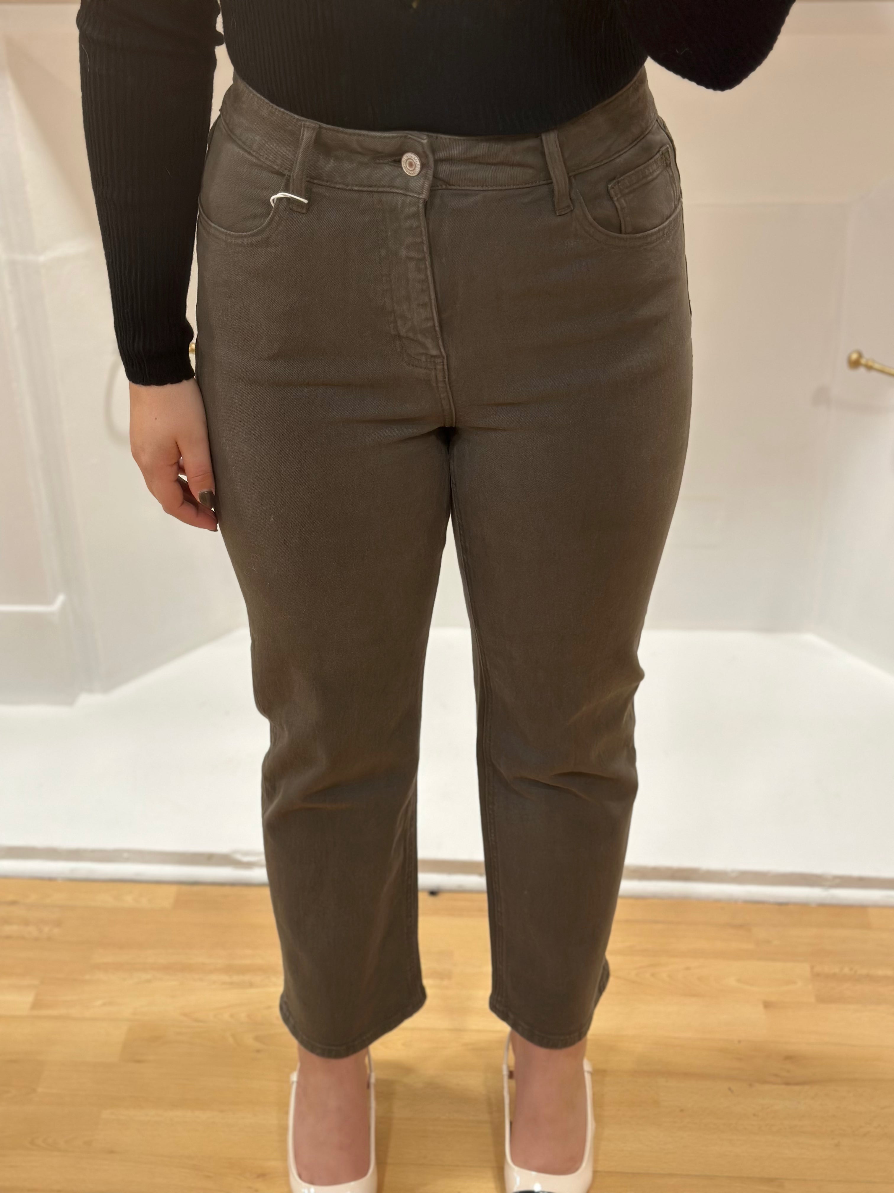 Jean kaki femme – Coupe droite – Taille haute – Poches latérales et arrière – Oraije – Miss Caprice