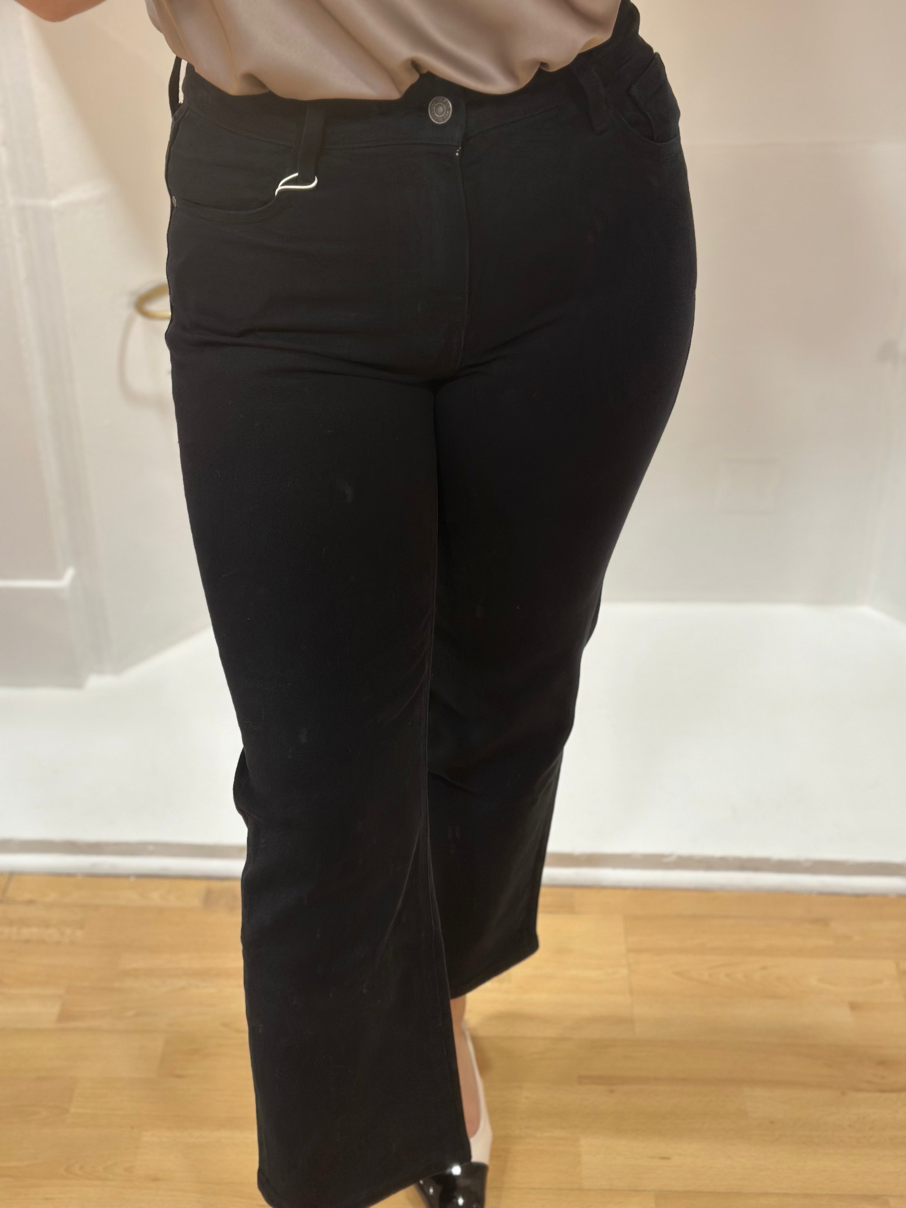 Jean femme noir coupe droite taille haute – Oraije – Miss Caprice