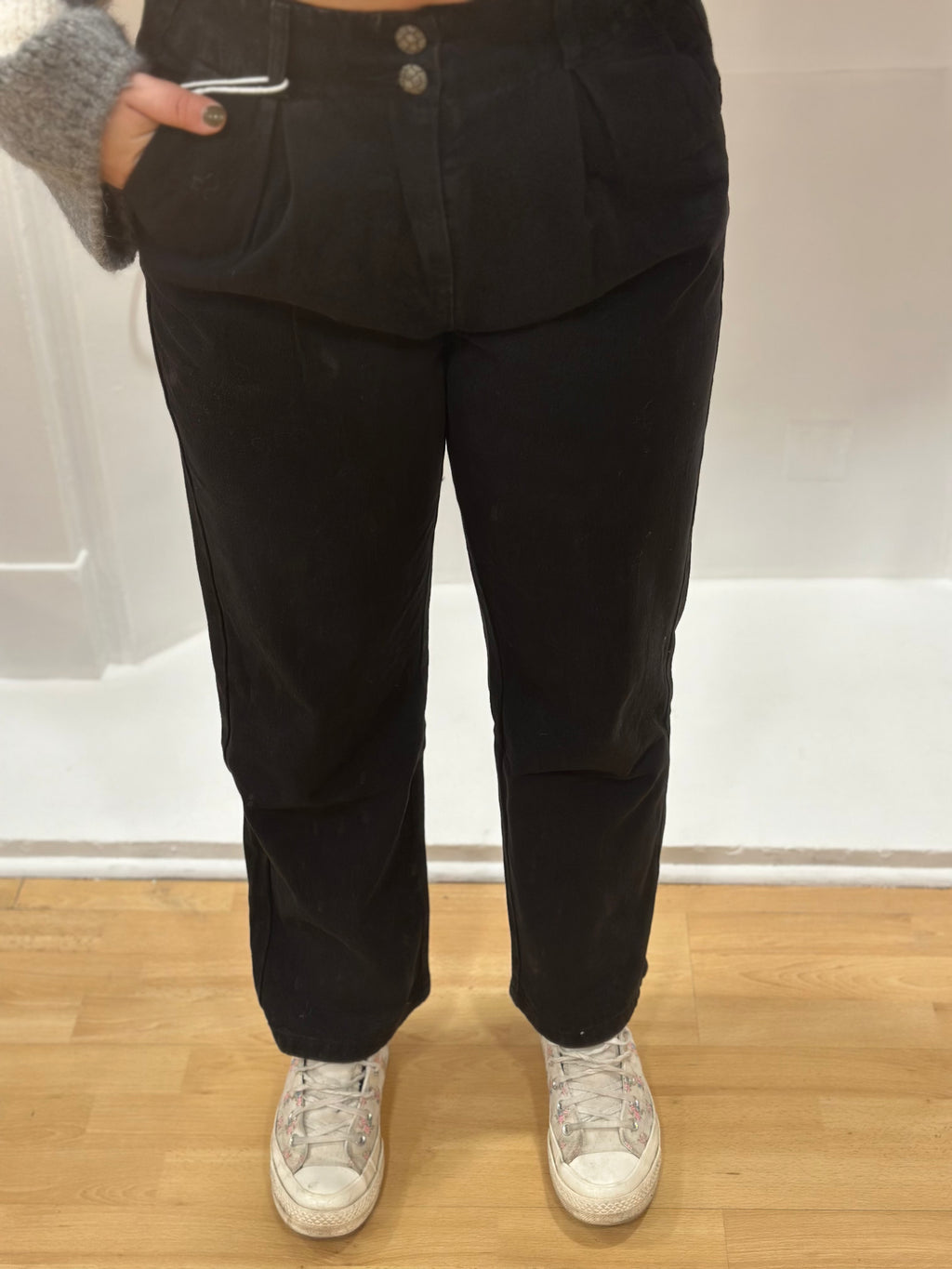 Jean noir taille haute à pinces femme – coupe droite élégante – Oraije – Miss Caprice