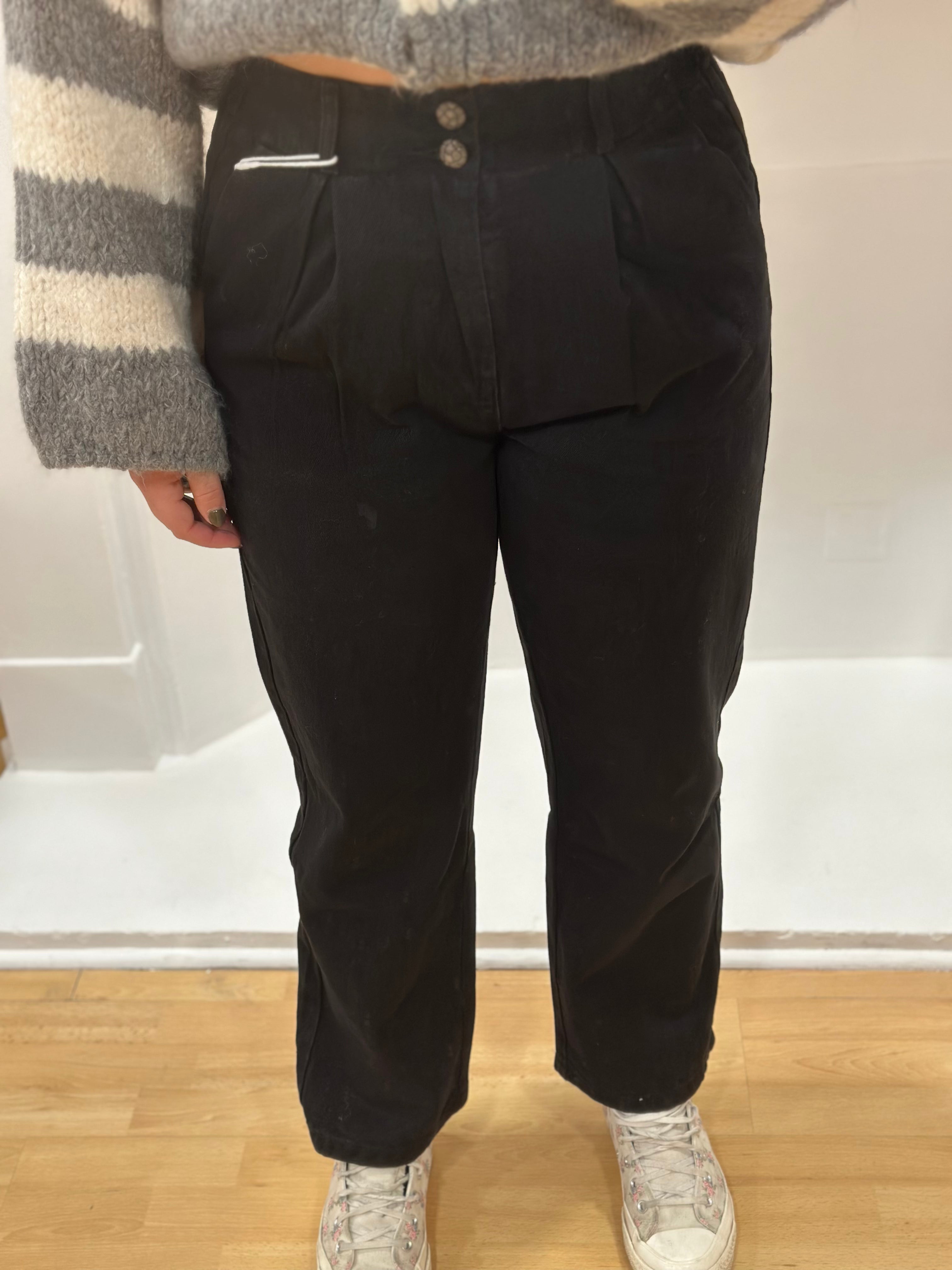 Jean noir taille haute à pinces femme – coupe droite élégante – Oraije – Miss Caprice