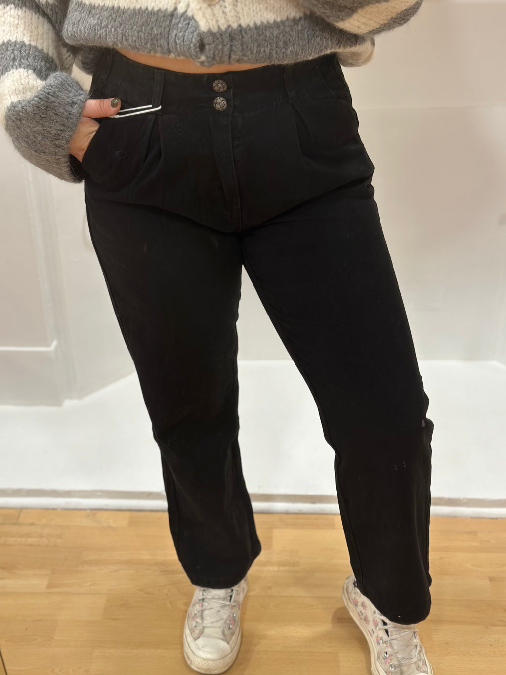 Jean noir taille haute à pinces femme – coupe droite élégante – Oraije – Miss Caprice