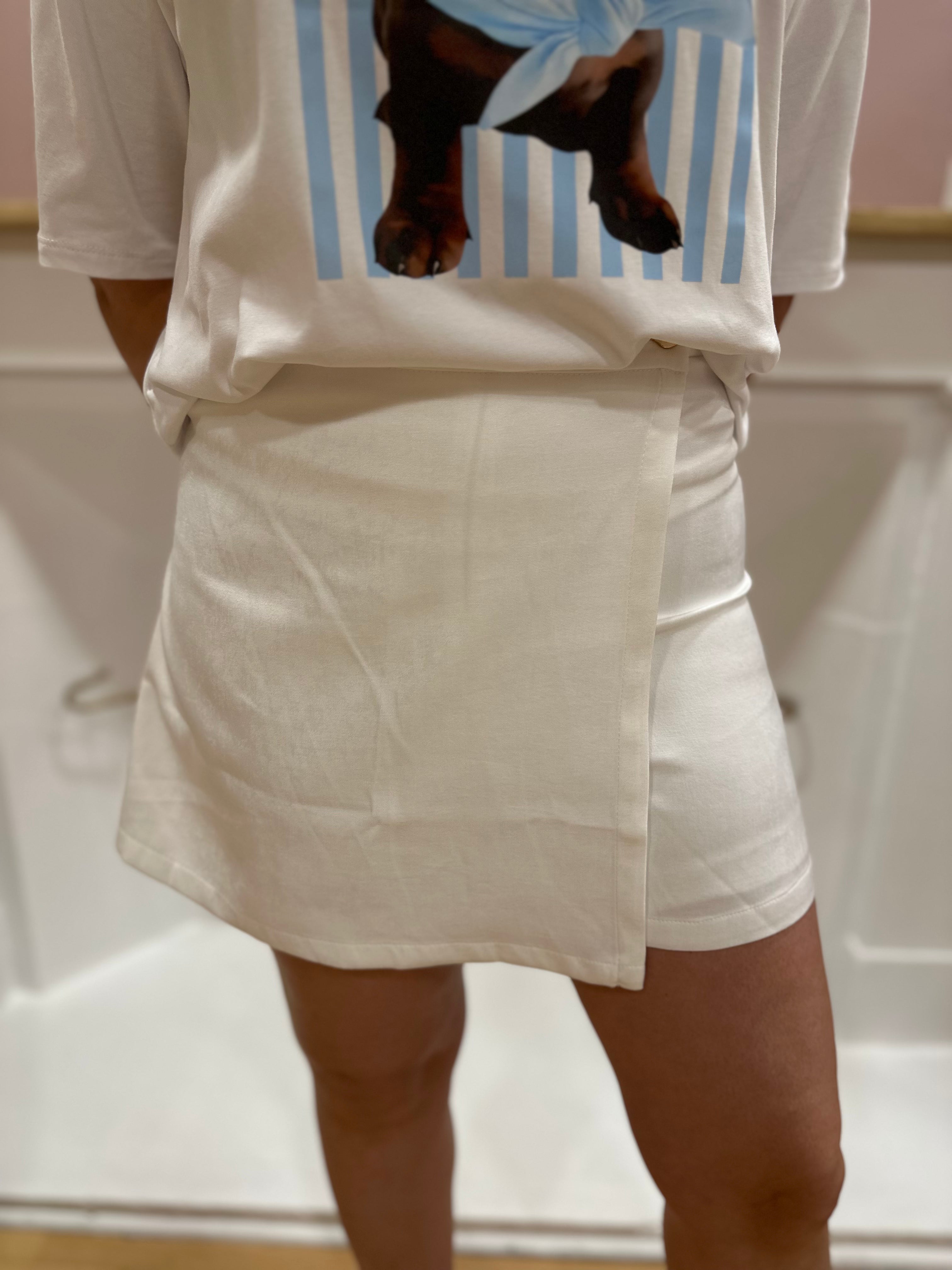Jupe-short blanche femme – Taille haute – Bouton doré – Effet jupe – Prime Paris – Miss Caprice