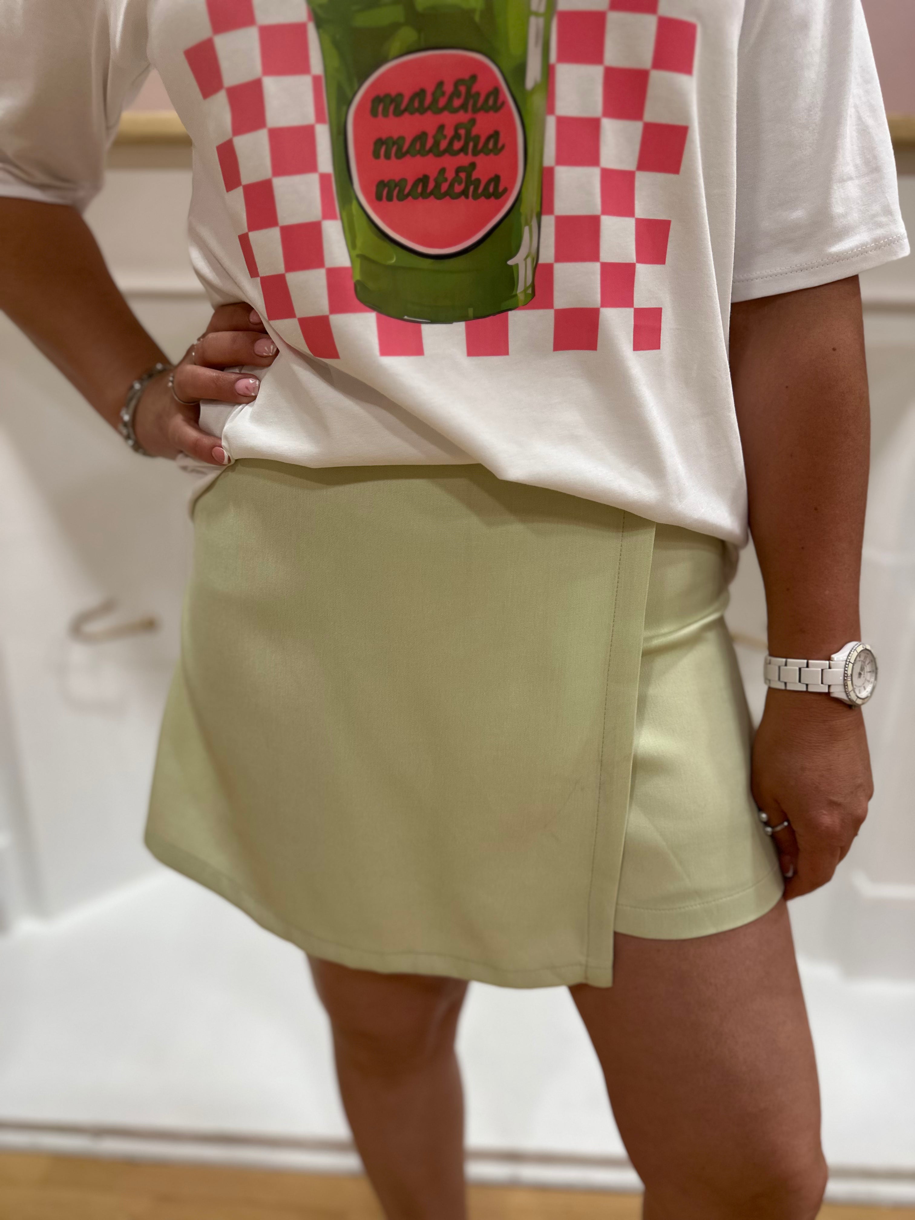 Jupe-short vert clair femme – Taille haute – Bouton doré – Effet jupe – Prime Paris – Miss Caprice