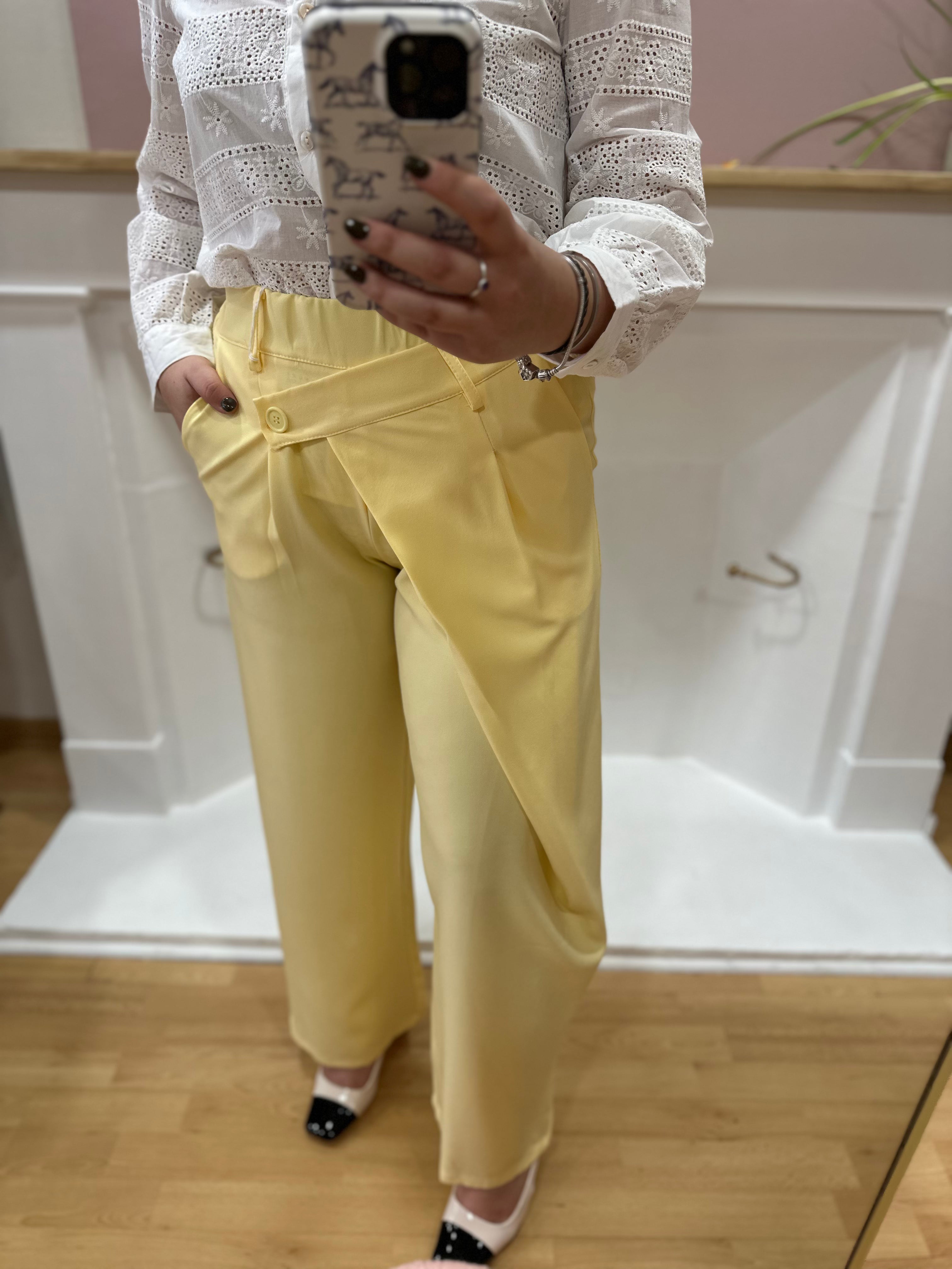 Pantalon de costume femme jaune asymétrique taille élastique – Amy and Clo – Miss Caprice