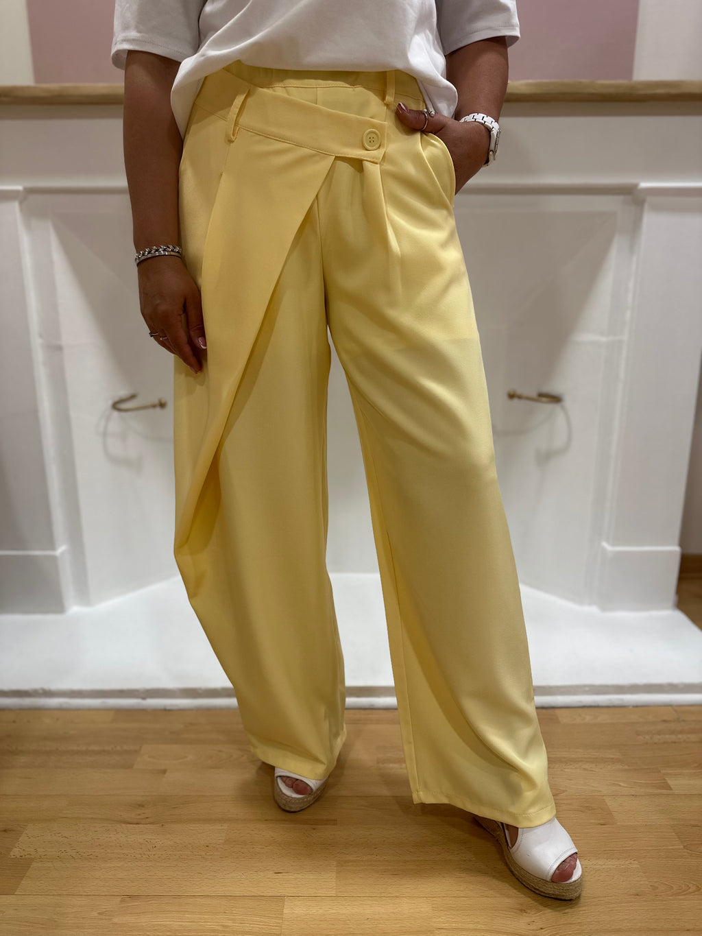Pantalon de costume femme jaune asymétrique taille élastique – Amy and Clo – Miss Caprice