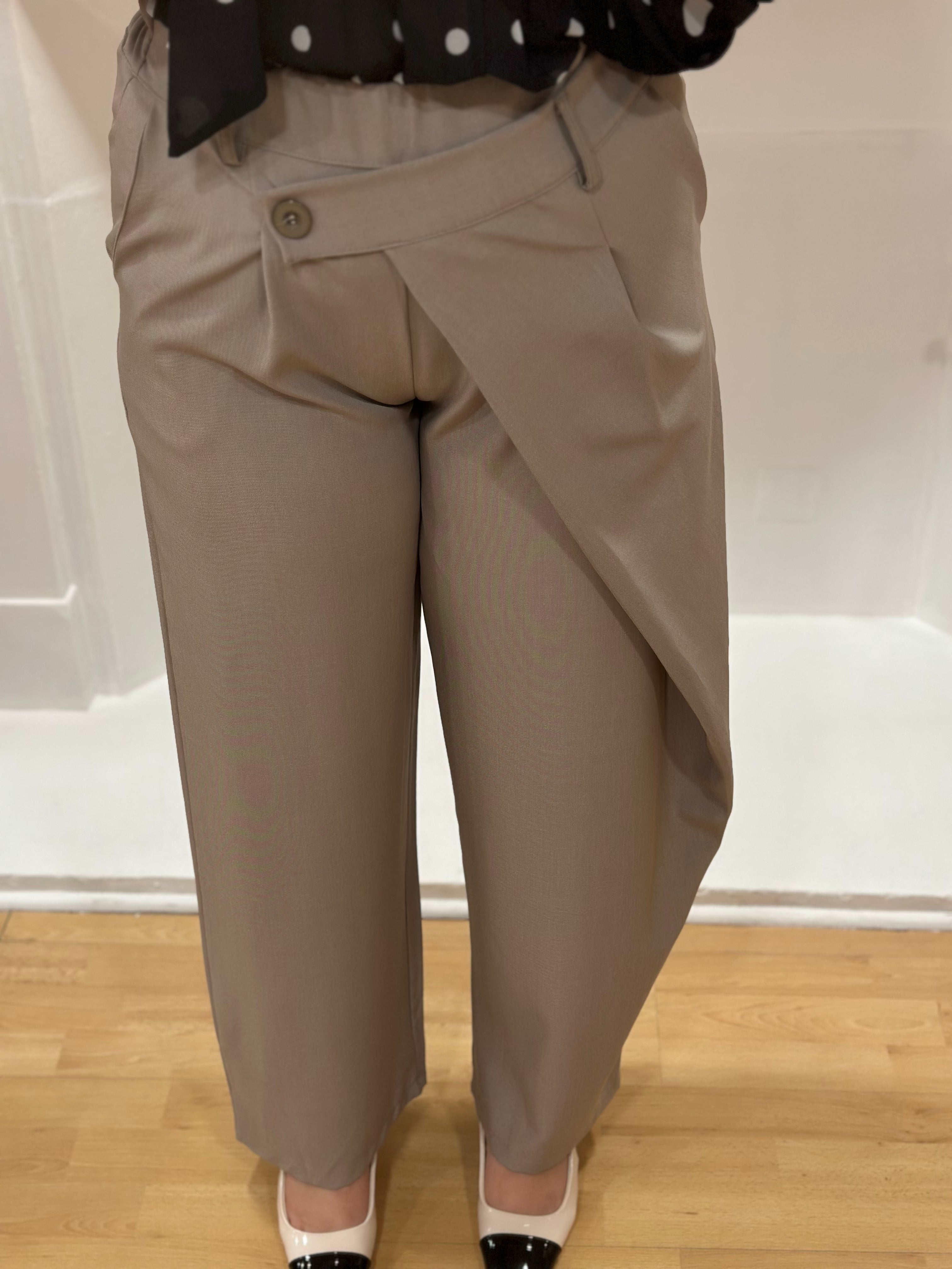 Pantalon de costume femme taupe asymétrique taille élastique – Amy and Clo – Miss Caprice