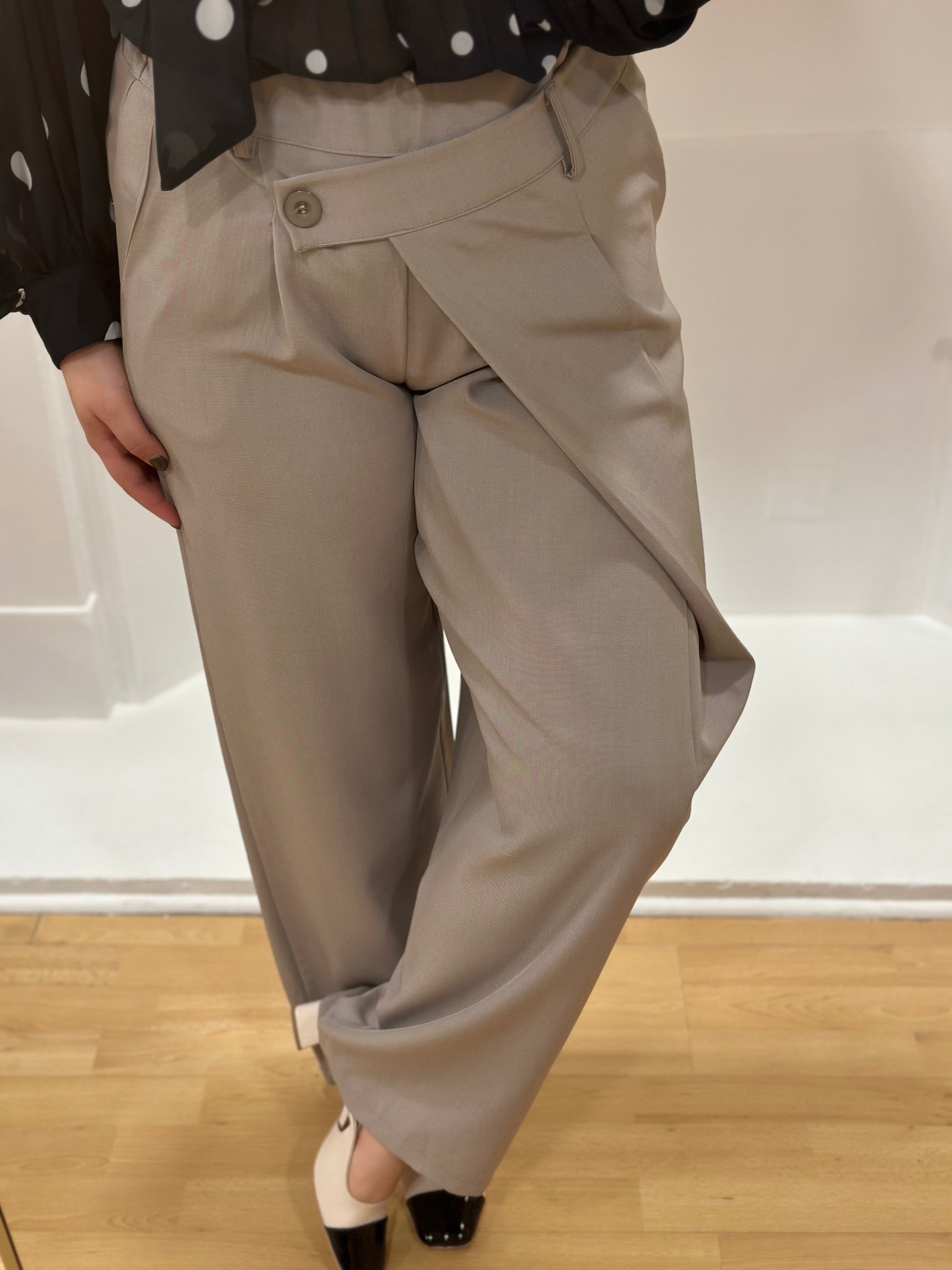 Pantalon de costume femme taupe asymétrique taille élastique – Amy and Clo – Miss Caprice