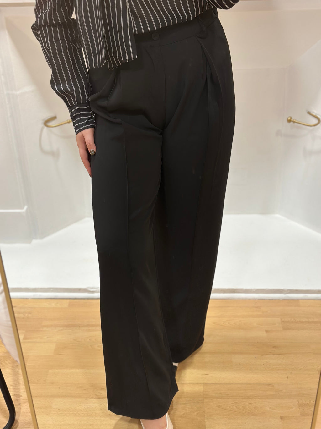 Pantalon fluide noir taille haute femme – Coupe élégante – Amy & Clo – Miss Caprice