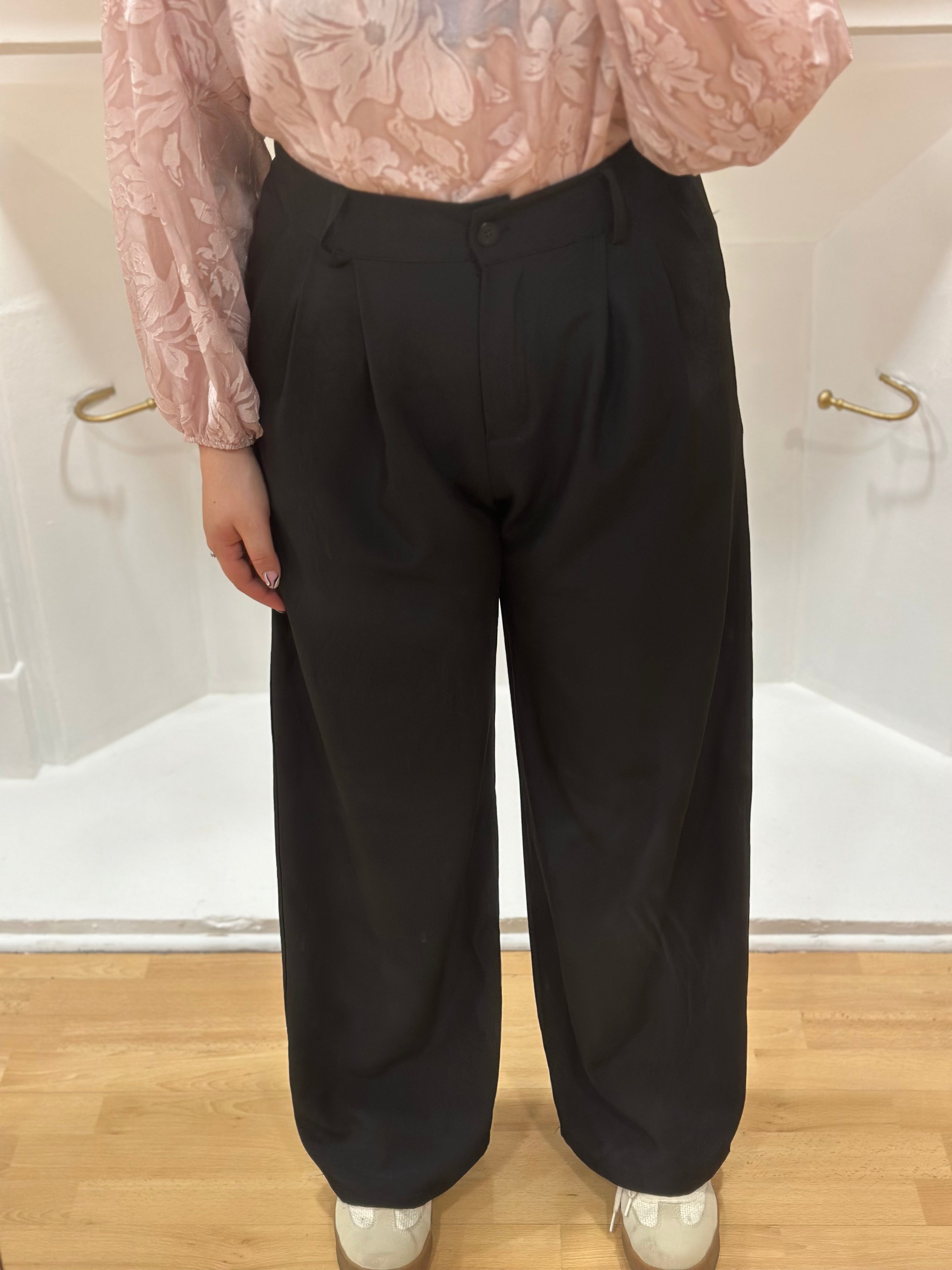 Pantalon habillé noir à pinces grande taille femme – Coupe élégante – Amy & Clo – Miss Caprice