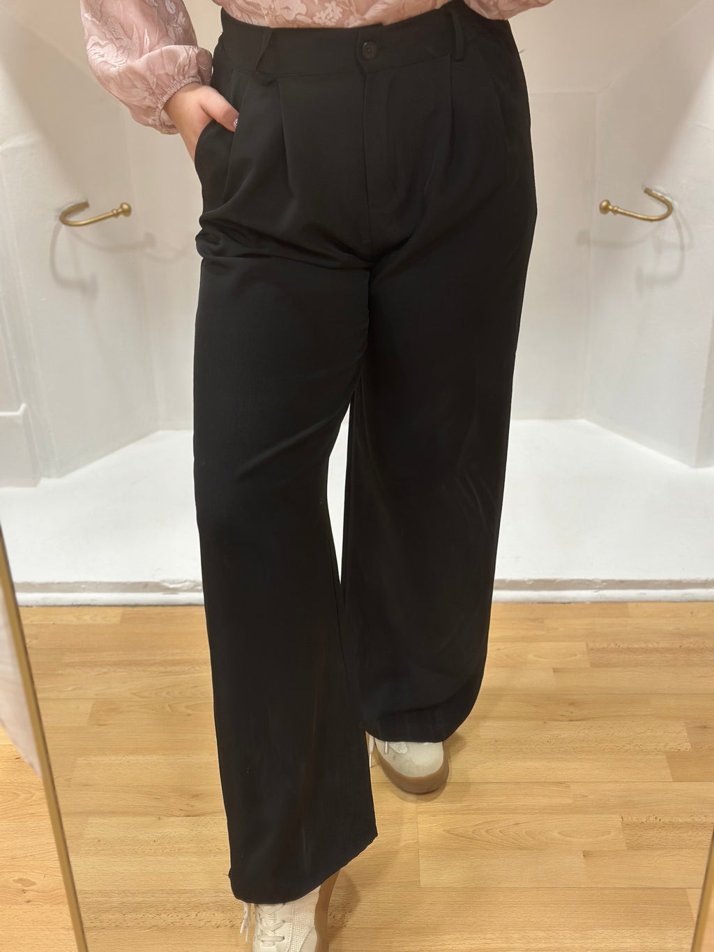Pantalon habillé noir à pinces grande taille femme – Coupe élégante – Amy & Clo – Miss Caprice