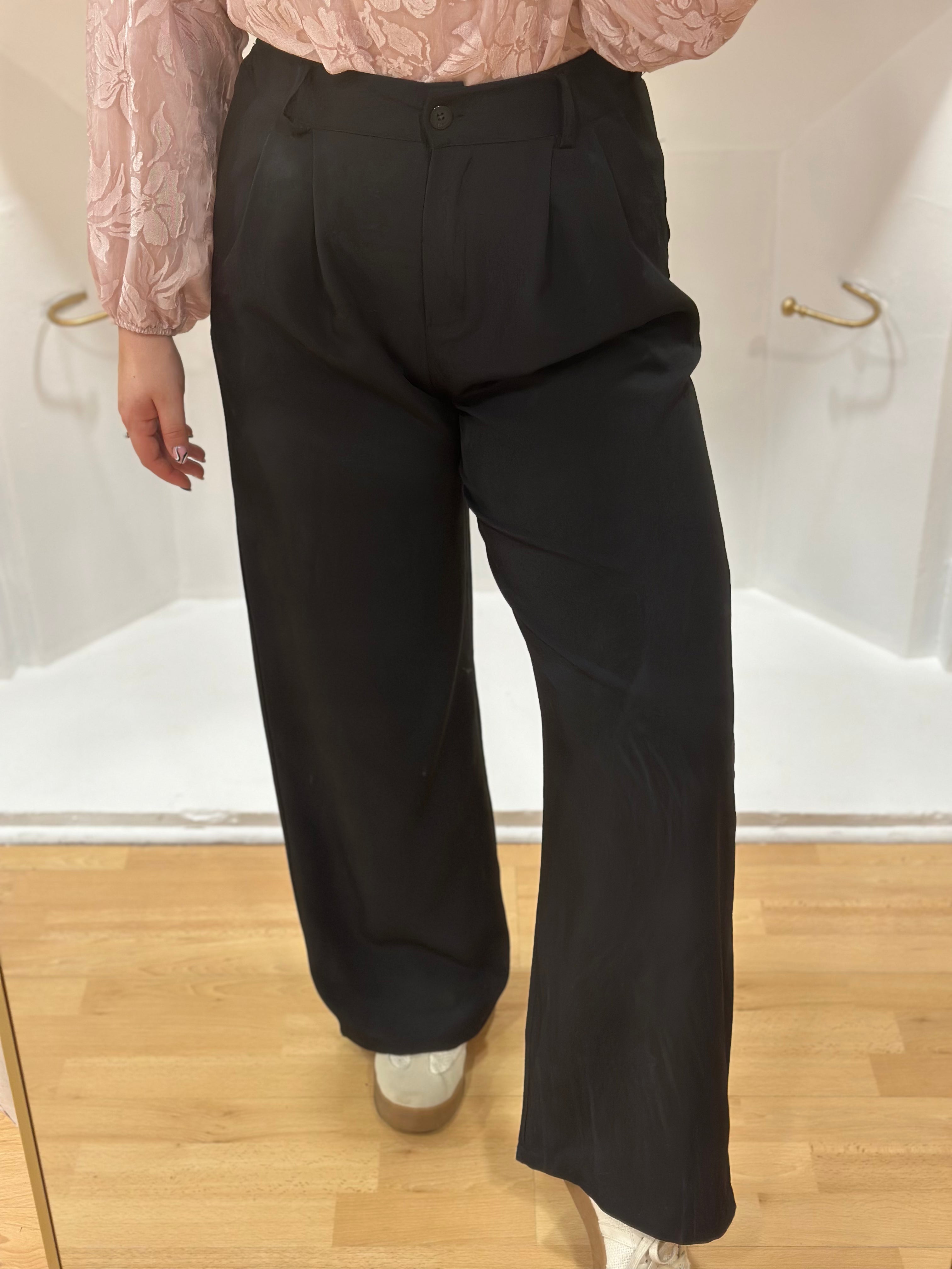 Pantalon habillé noir à pinces grande taille femme – Coupe élégante – Amy & Clo – Miss Caprice