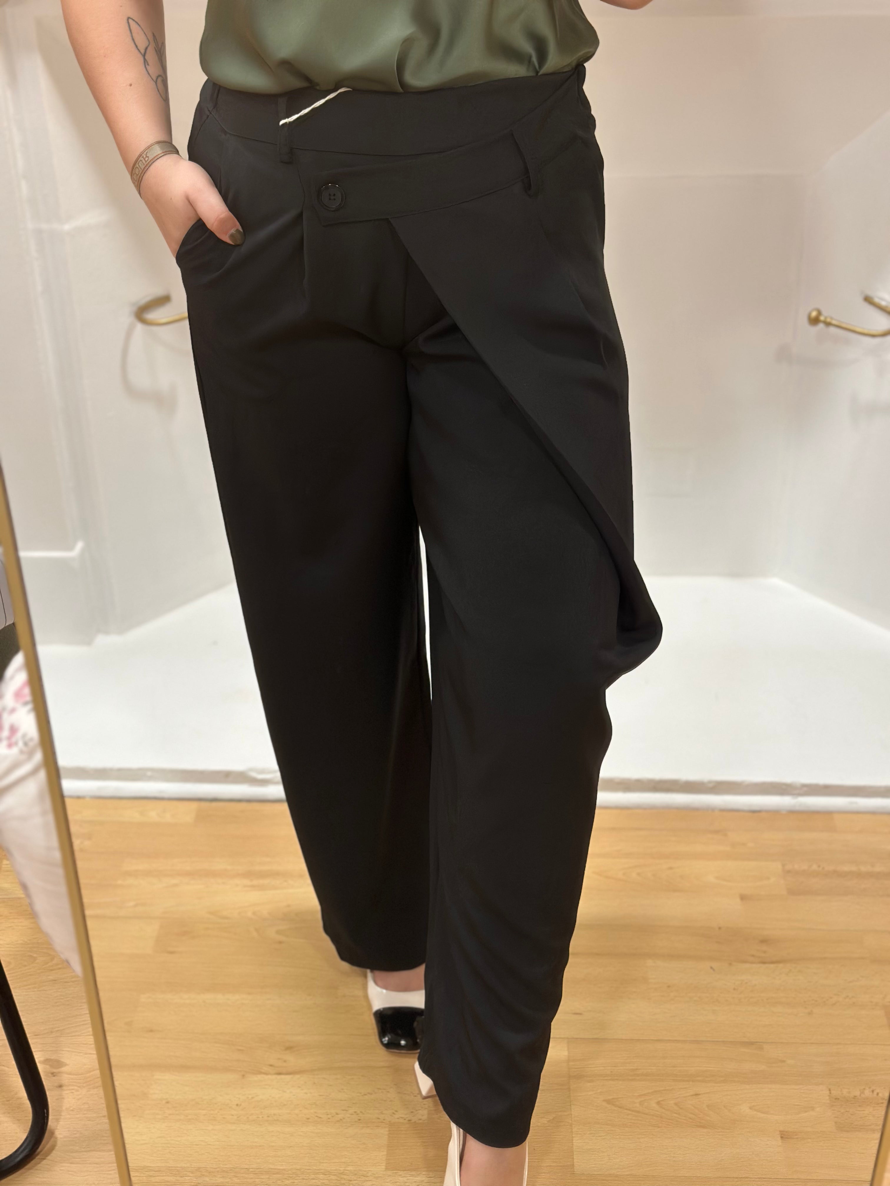 Pantalon habillé noir taille haute femme – Coupe fluide portefeuille – Amy & Clo – Miss Caprice