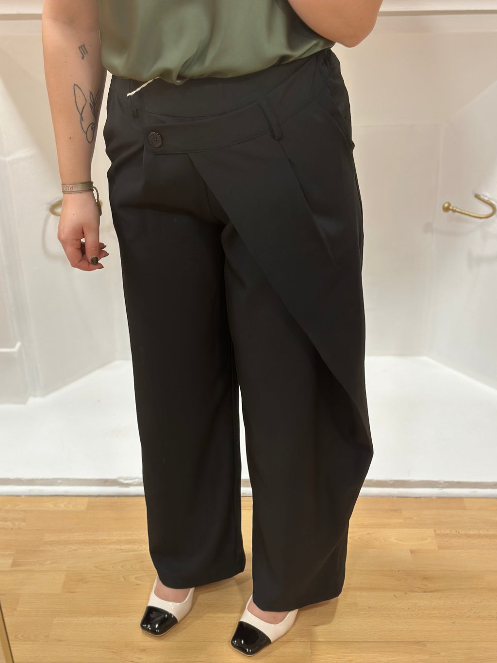 Pantalon habillé noir taille haute femme – Coupe fluide portefeuille – Amy & Clo – Miss Caprice