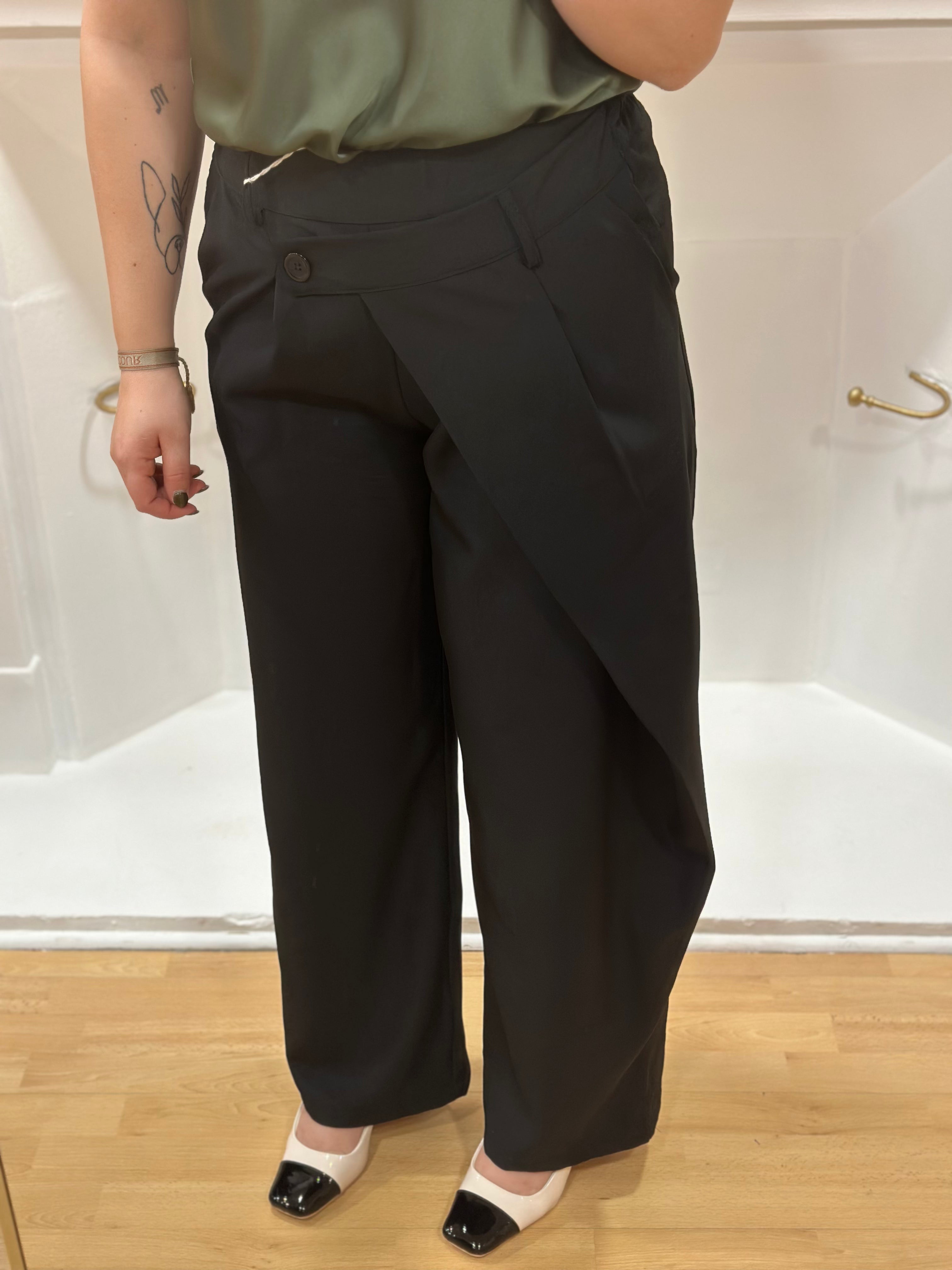 Pantalon habillé noir taille haute femme – Coupe fluide portefeuille – Amy & Clo – Miss Caprice