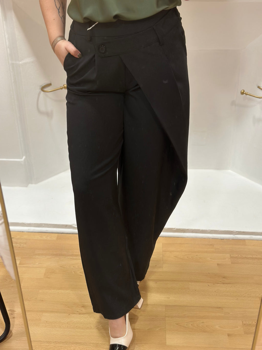 Pantalon habillé noir taille haute femme – Coupe fluide portefeuille – Amy & Clo – Miss Caprice